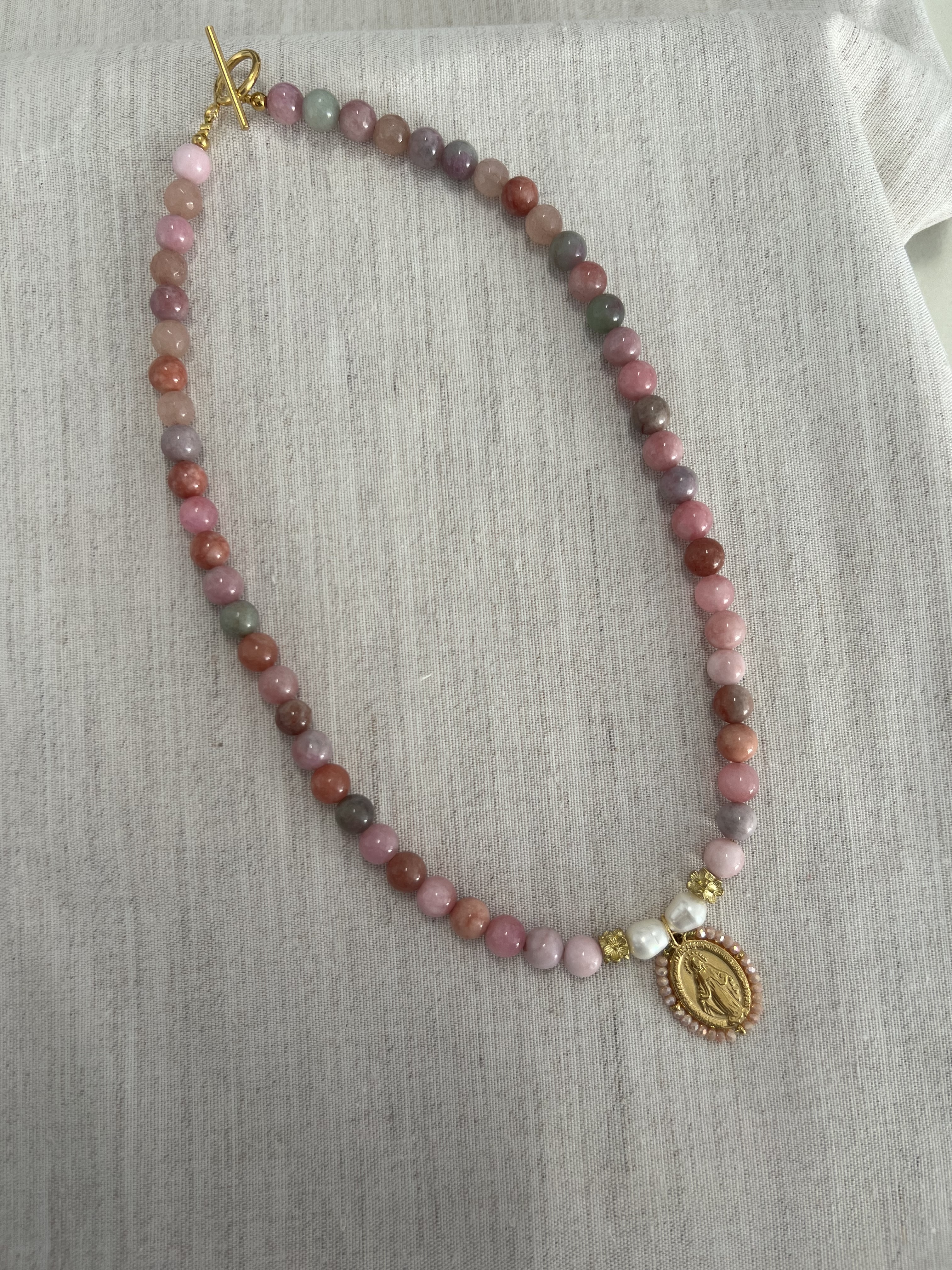 Colar de Pedras Naturais com pingente virgem milagrosa