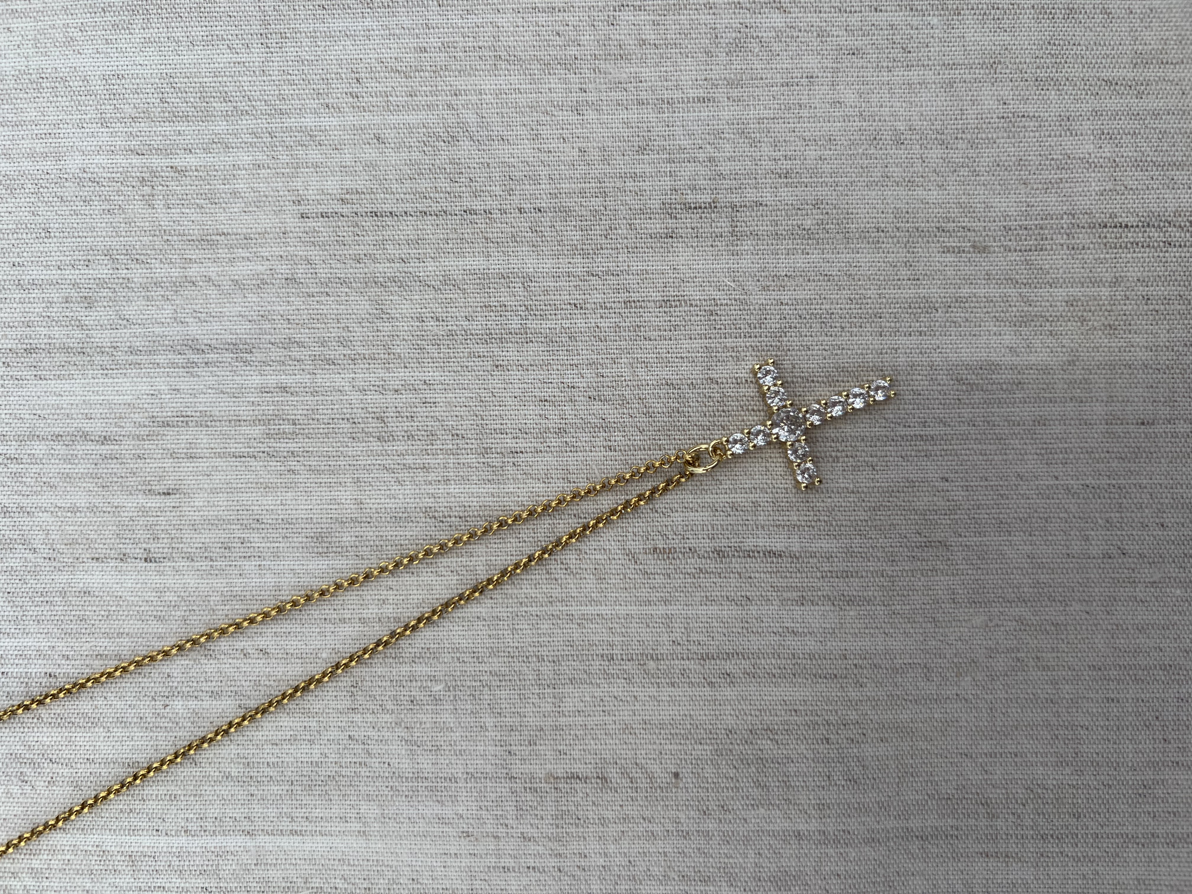 Colar com cruz média