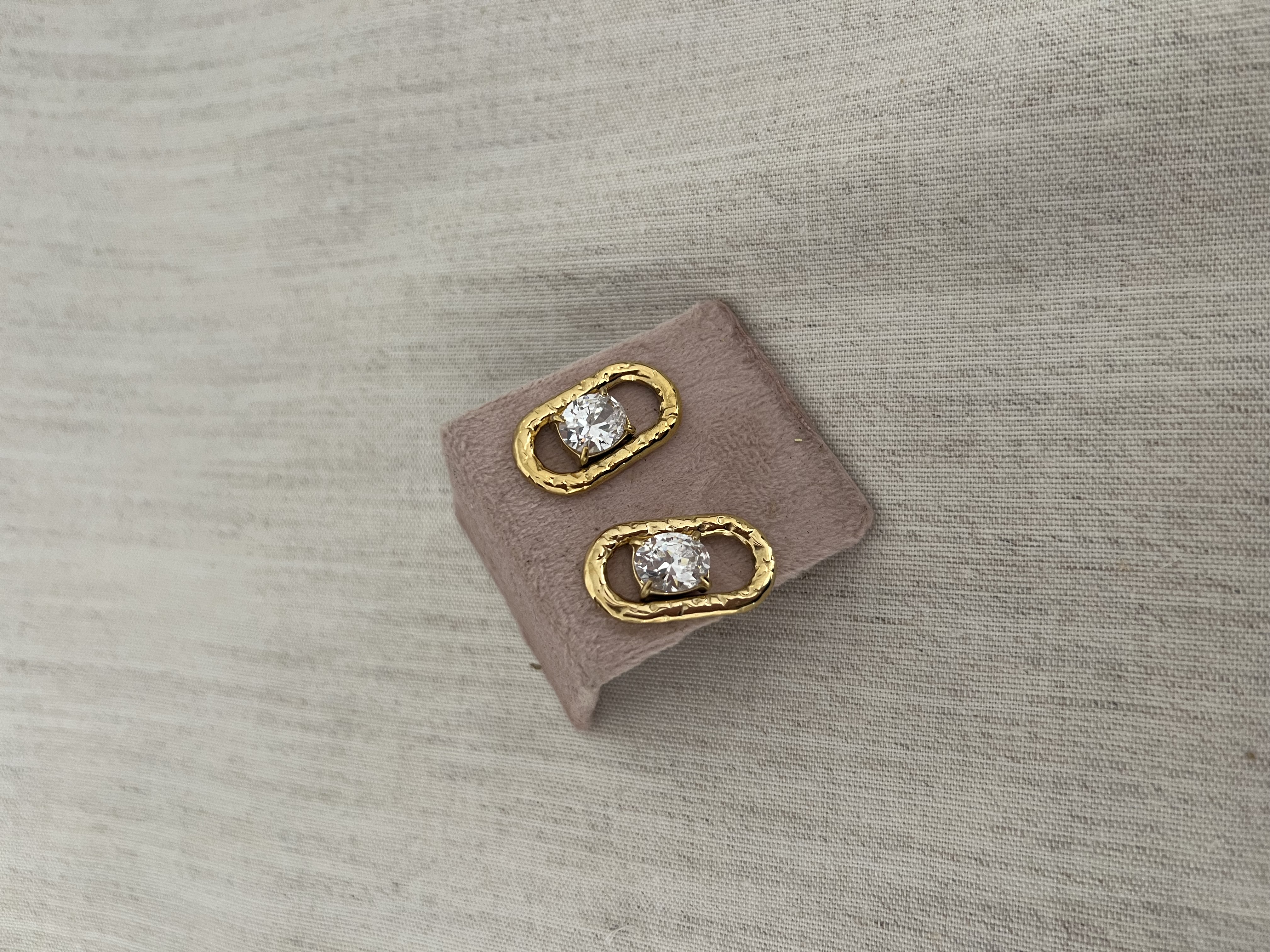 Brincos com pingente brilhante 