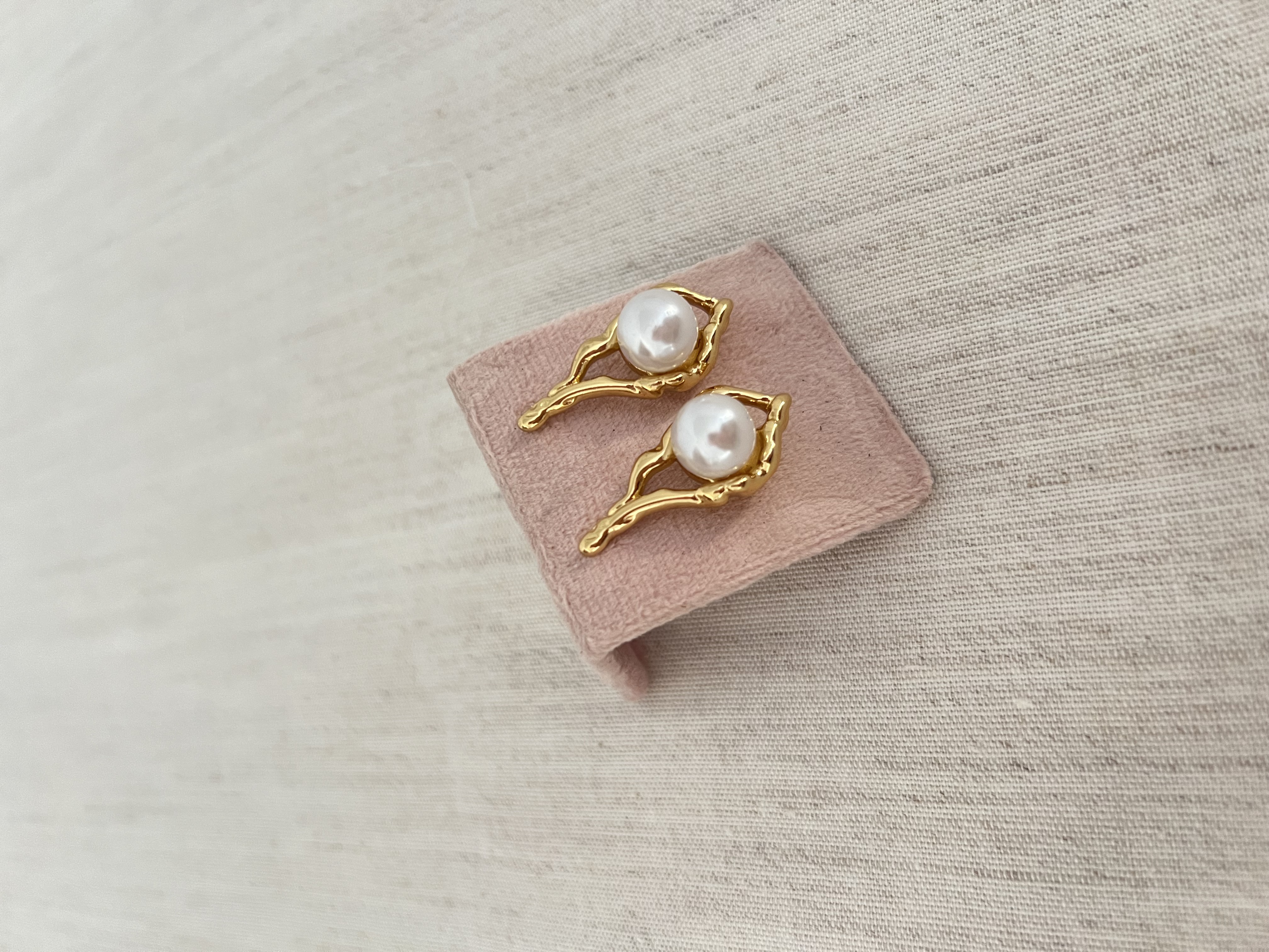 Brincos de pérola com detalhe dourado