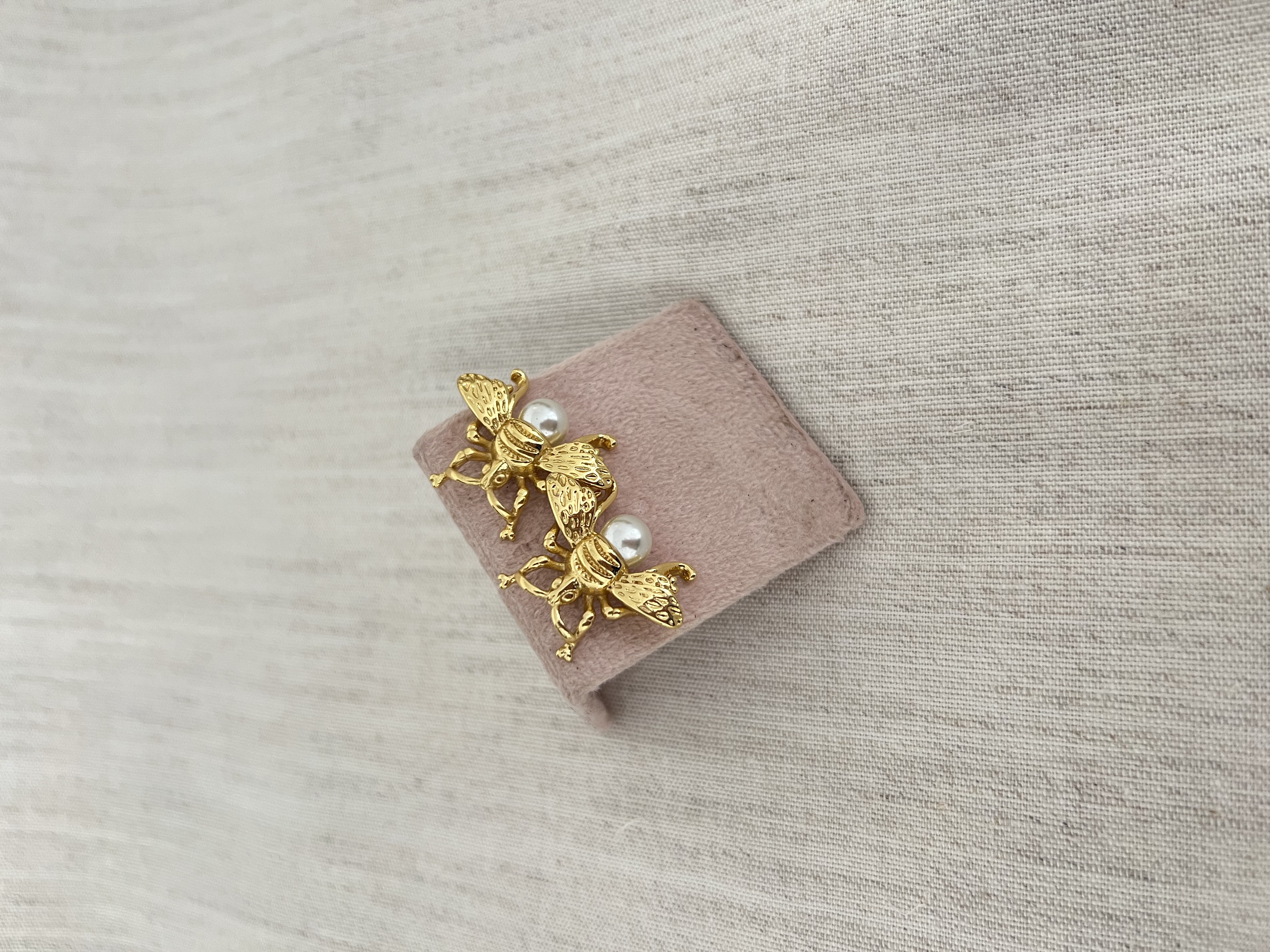 Brincos de abelha dourados