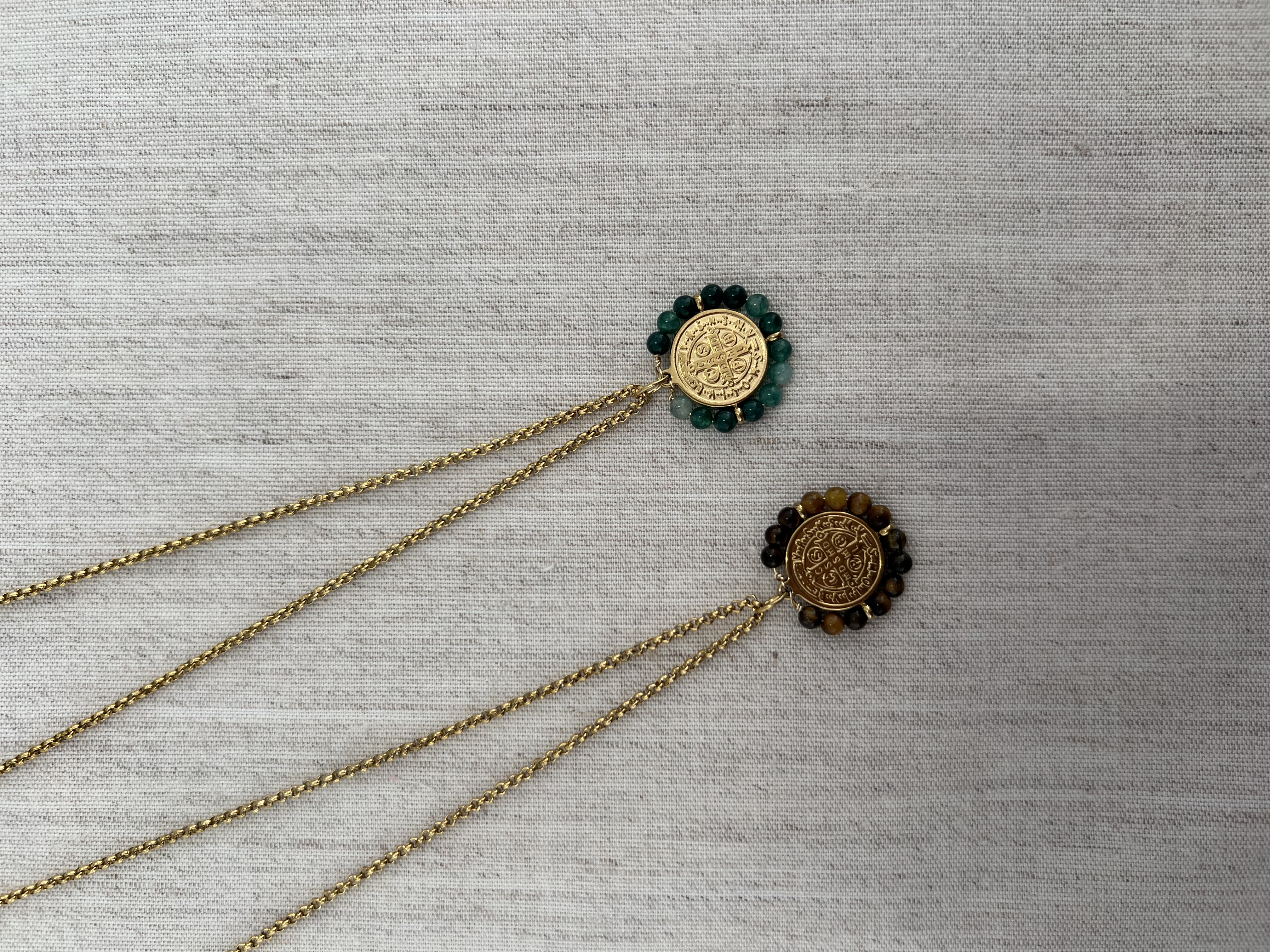 Colar com a cruz de São Bento 