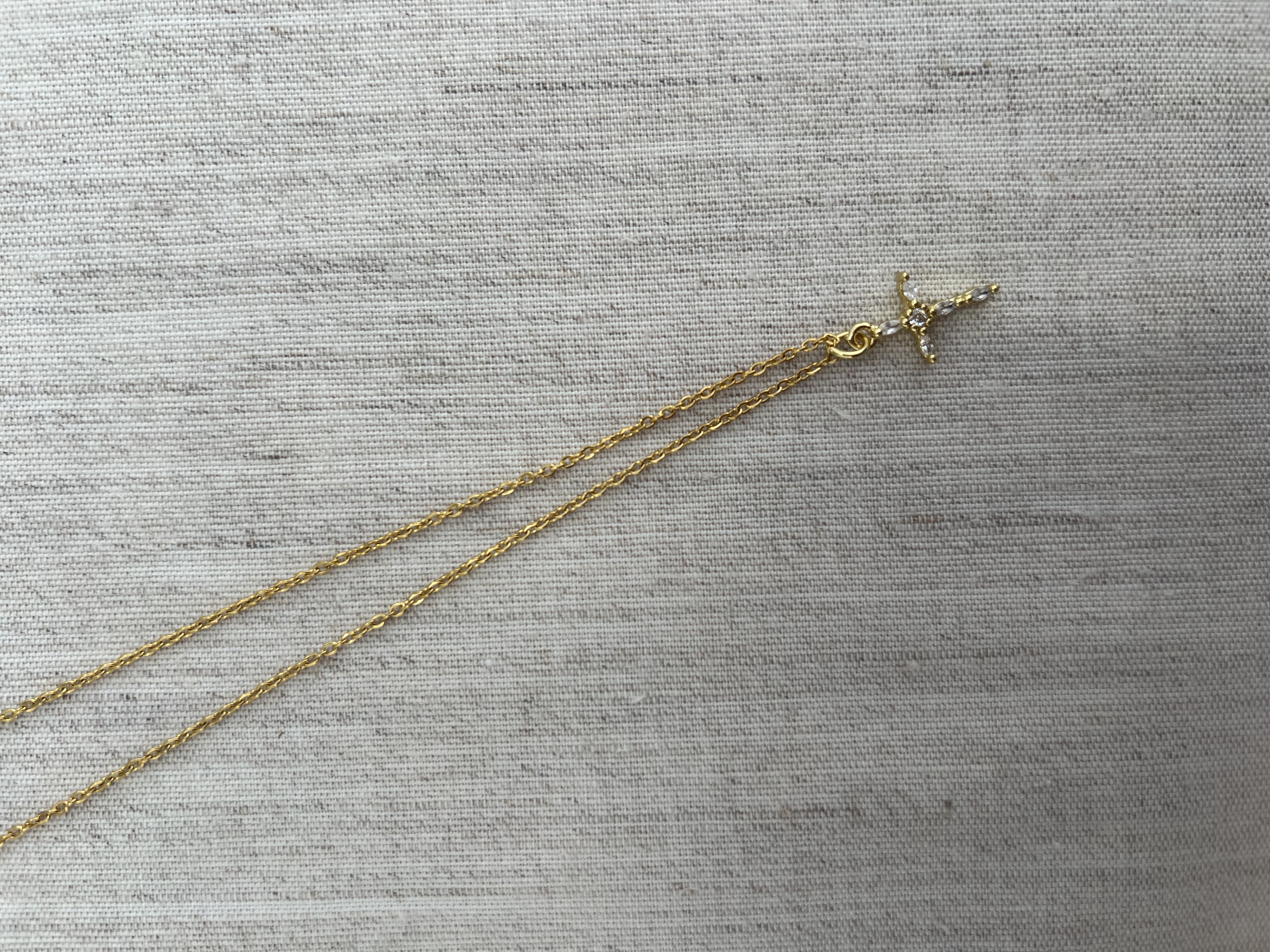 Colar com cruz pequena 