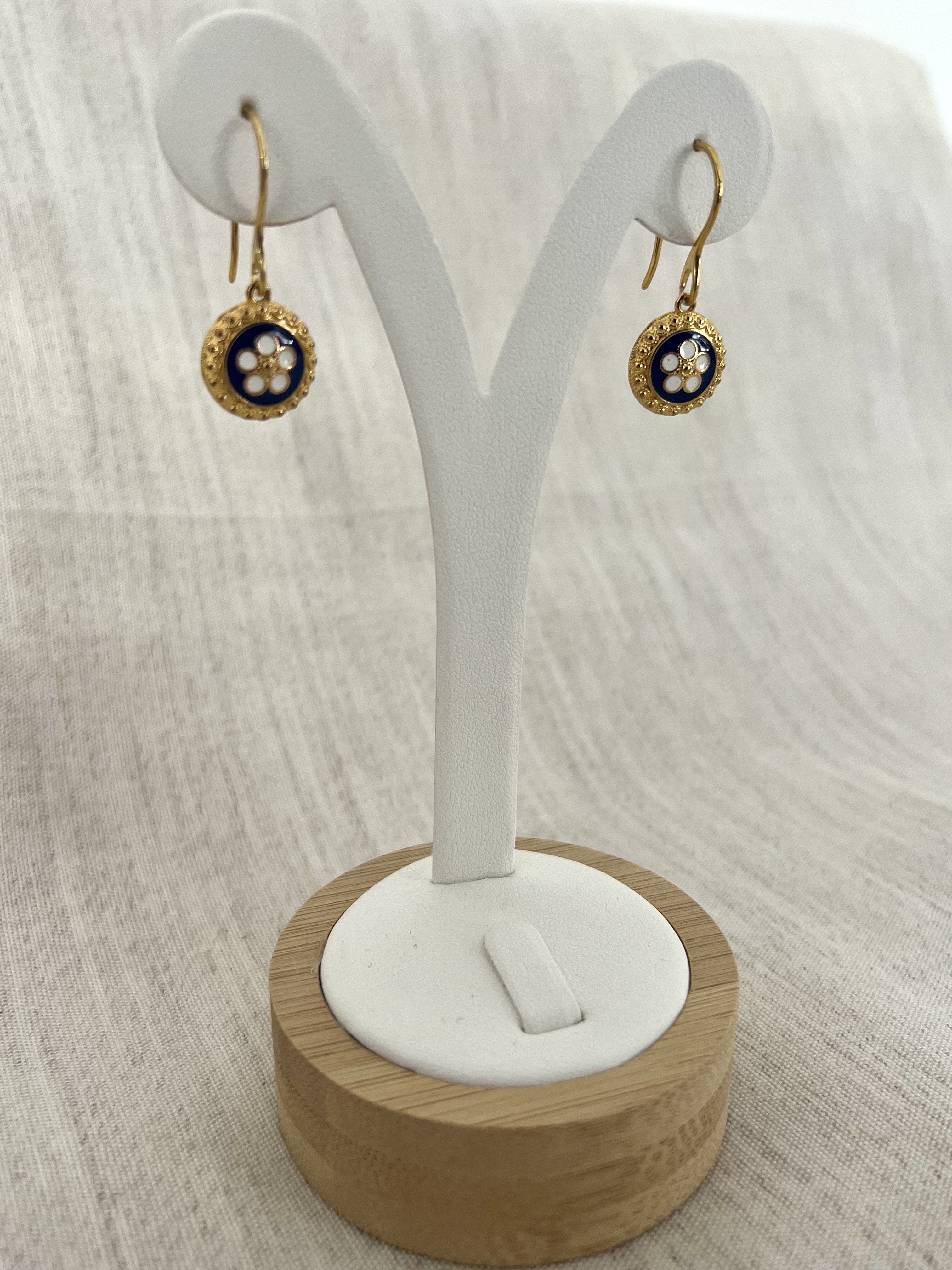 Brincos em aço inoxidável com detalhe floral