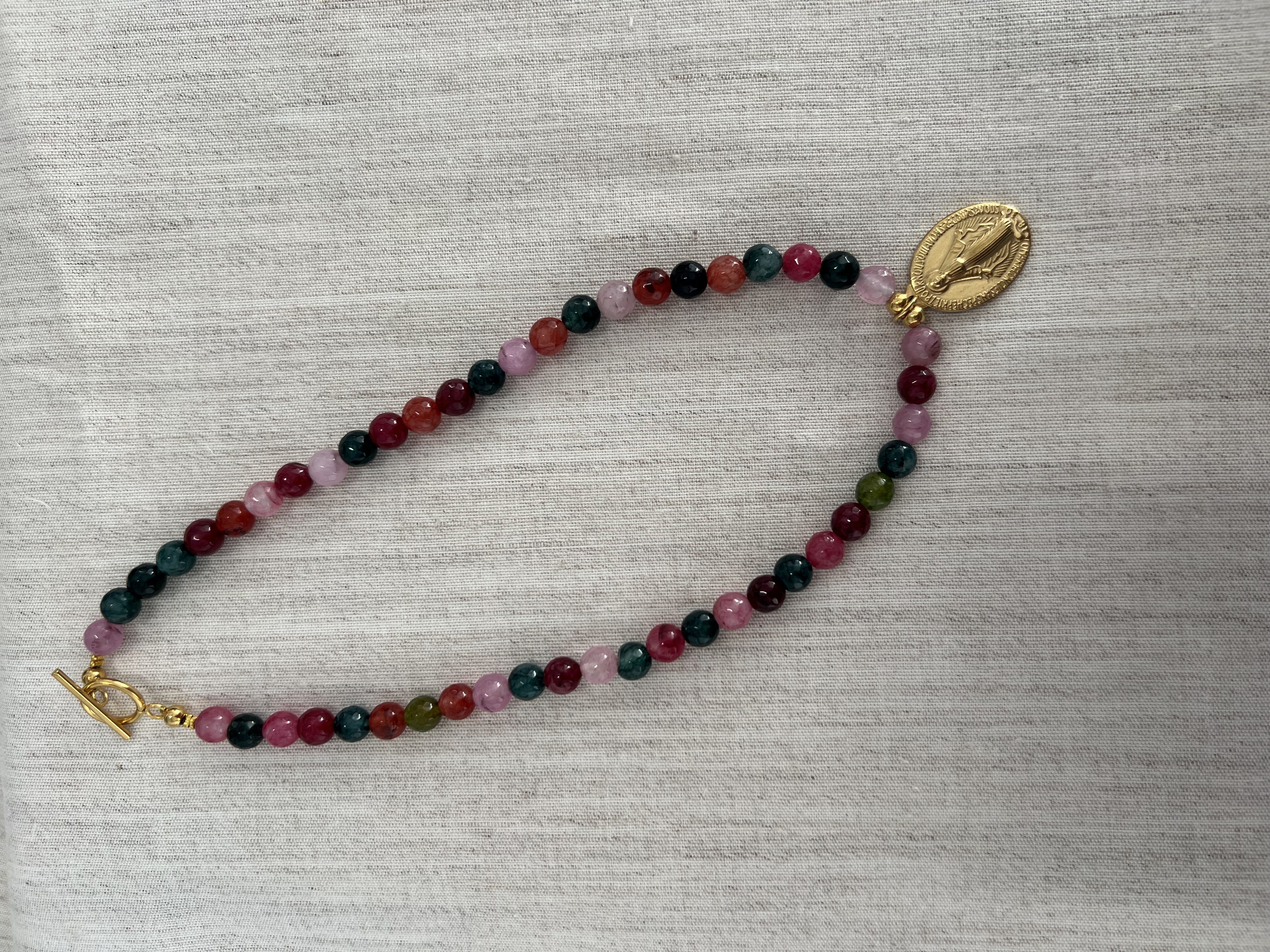 Colar de pedras naturais com pingente virgem milagrosa