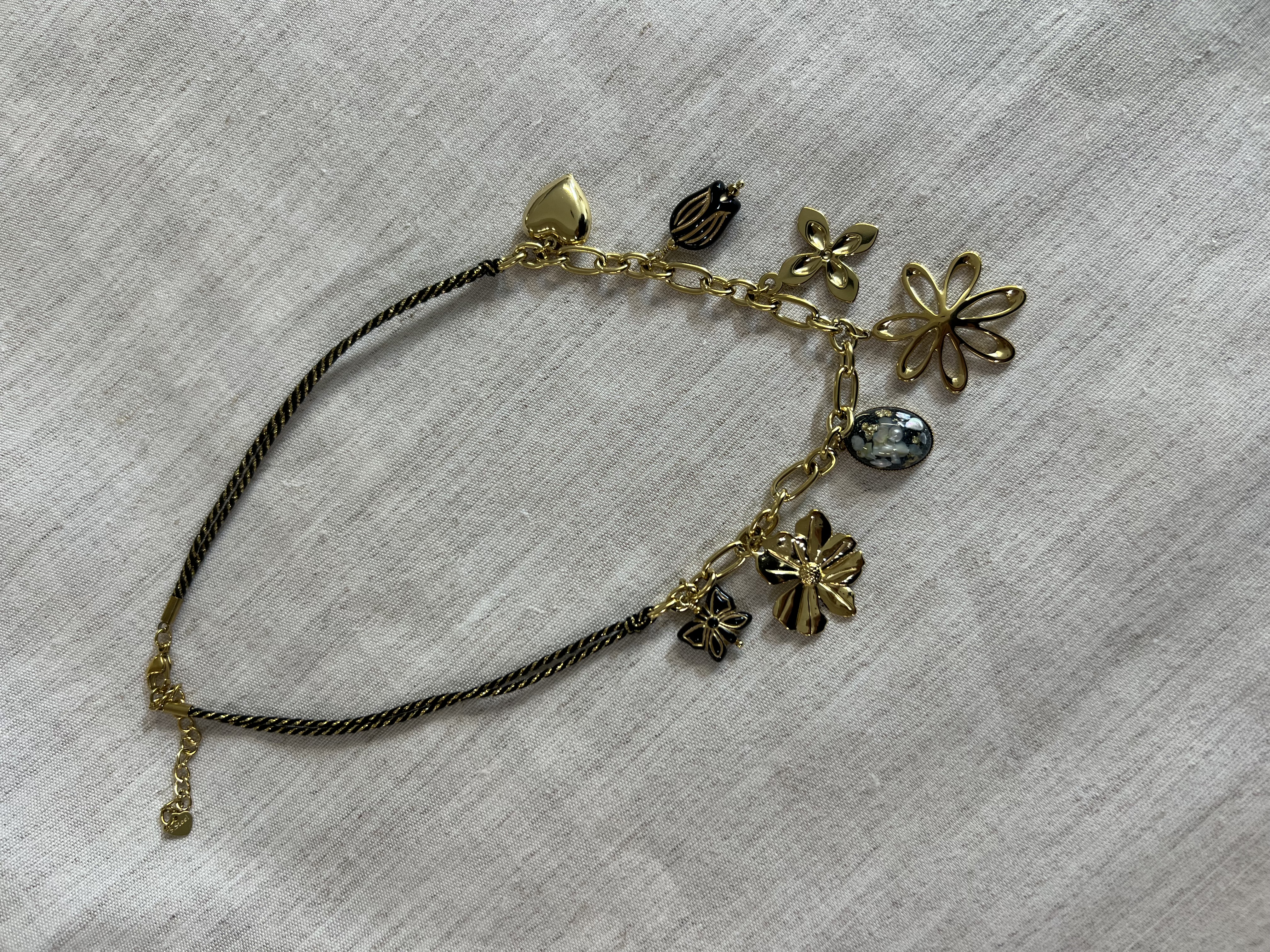 Colar com vários pendentes 