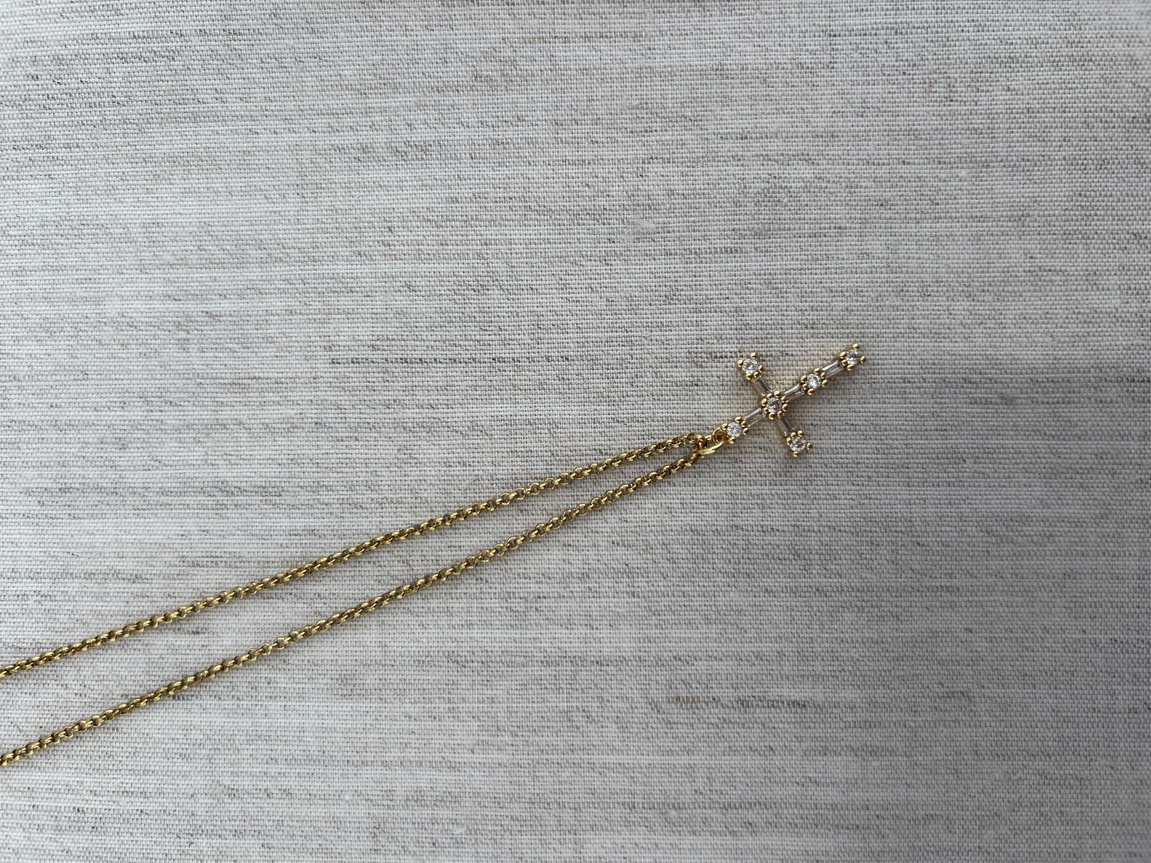 Colar com cruz média 