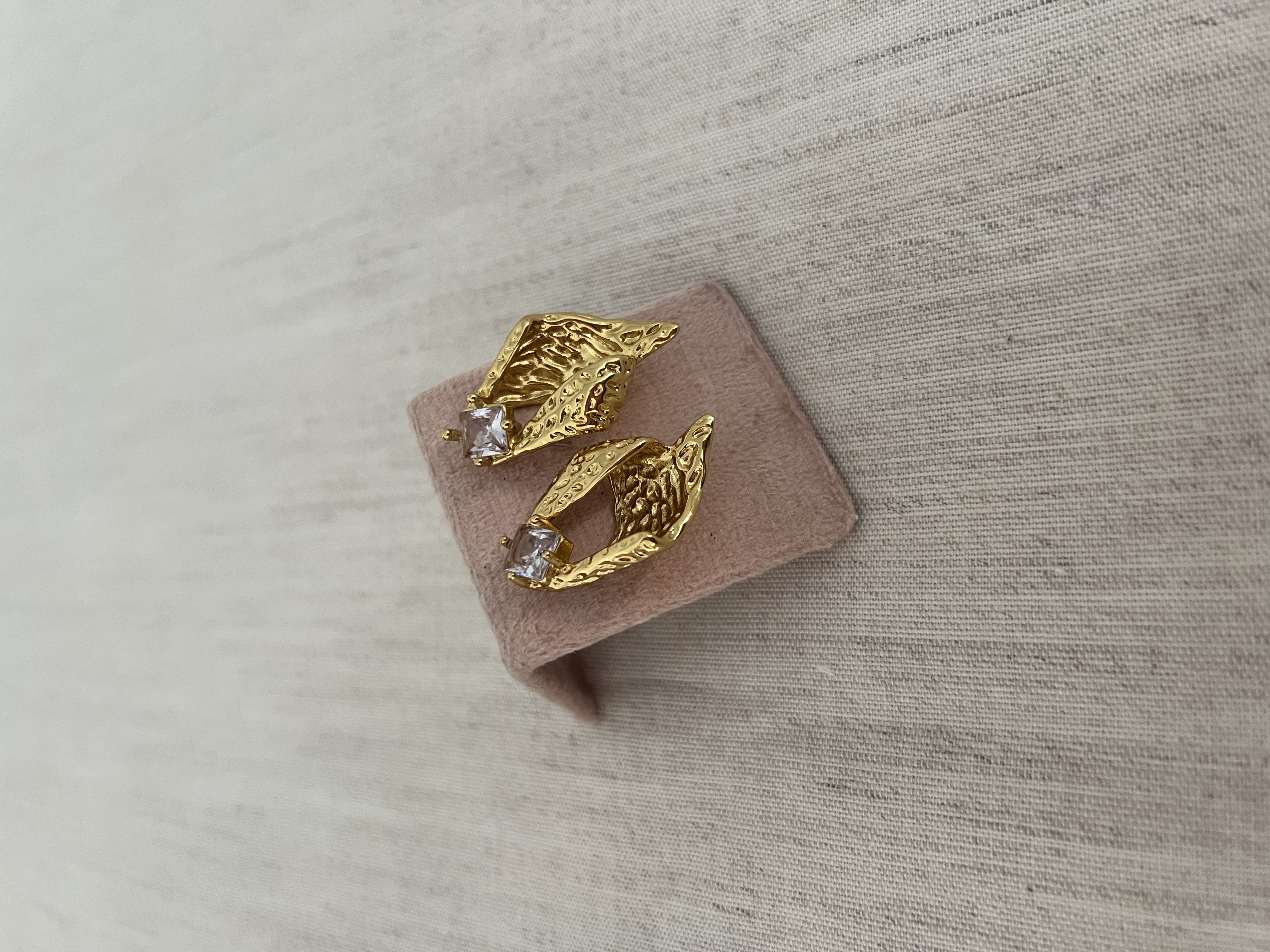 Brincos com pedra brilhante 