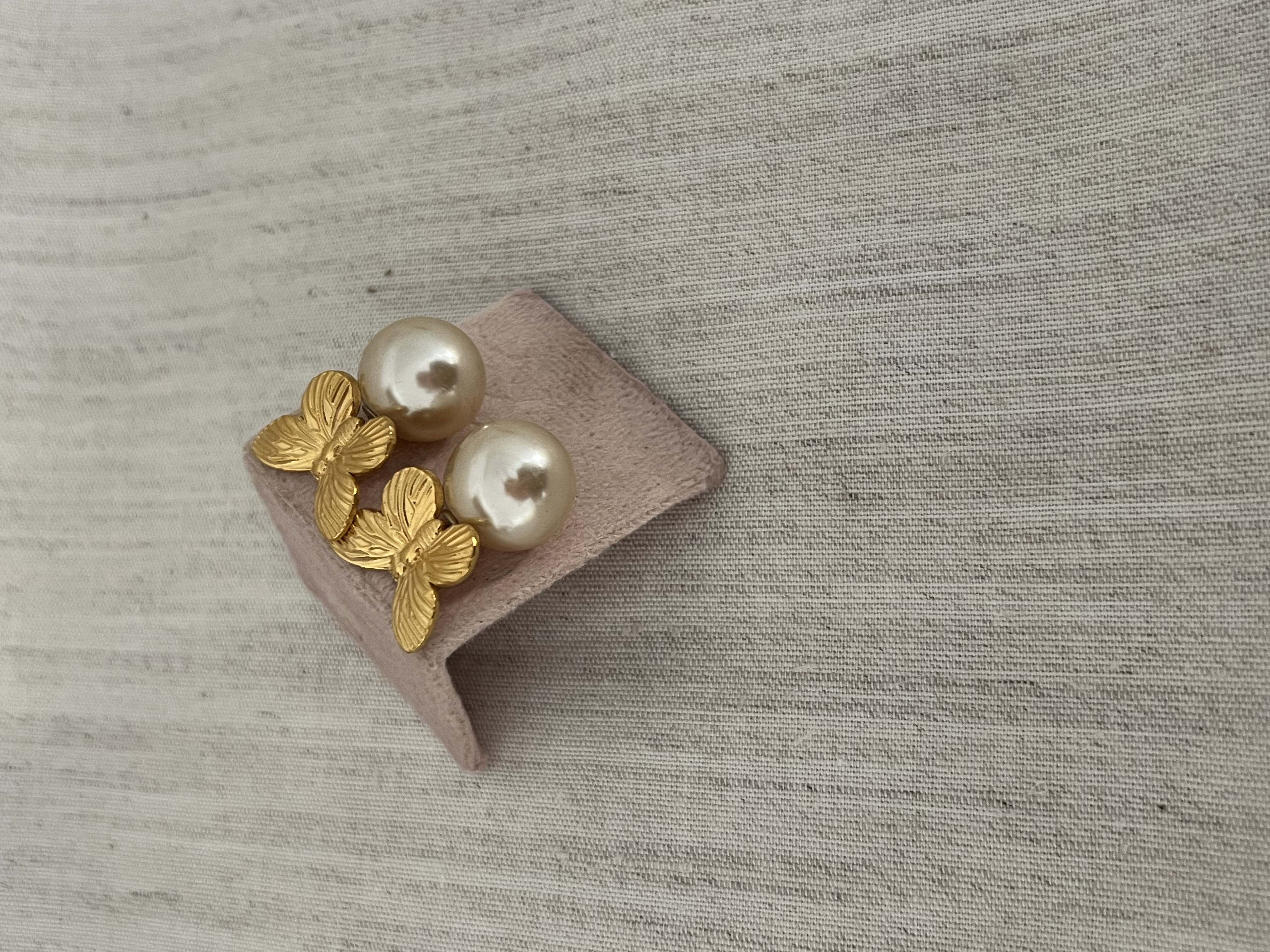 Brincos de Pérola com Borboleta Dourada