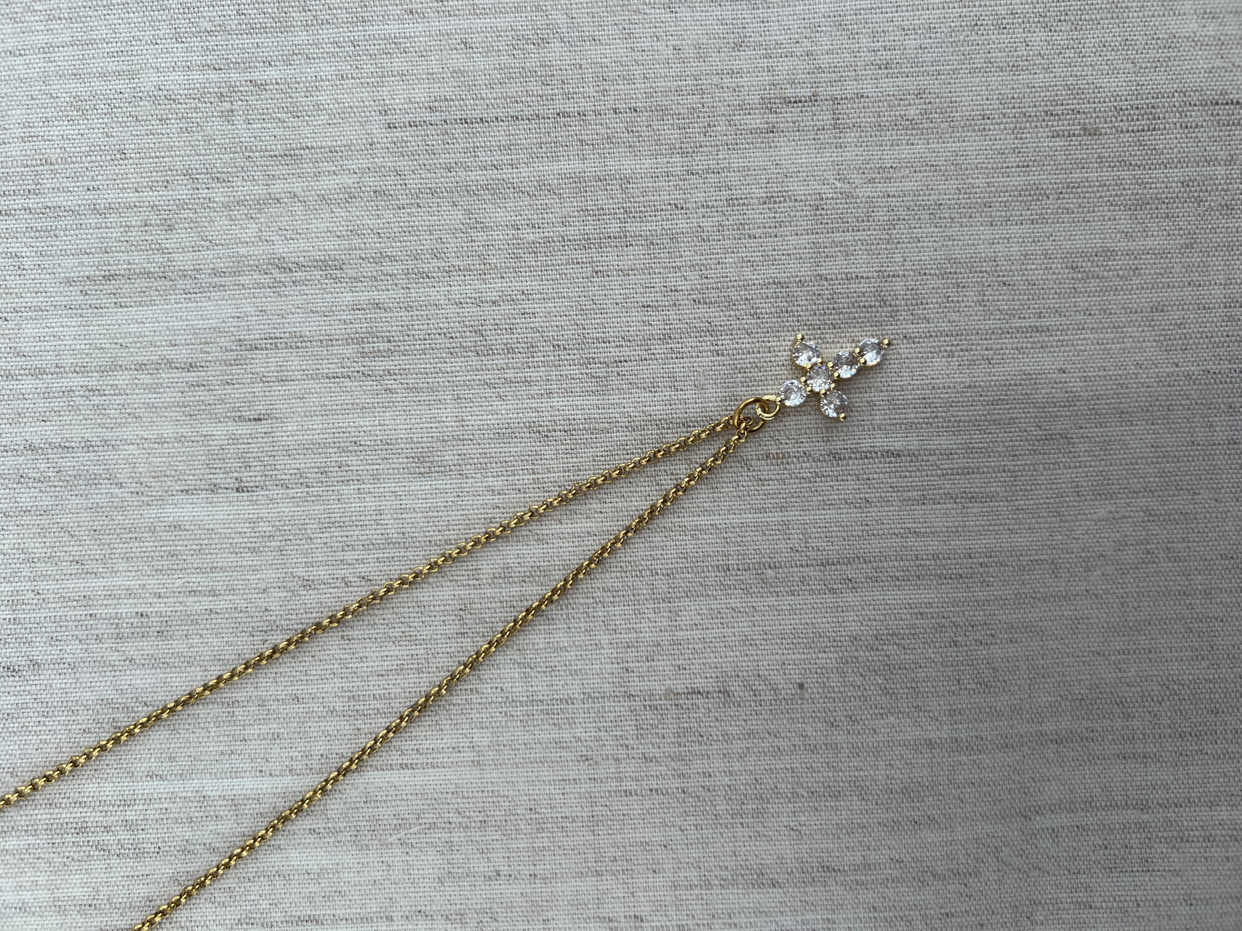 Colar com cruz pequena