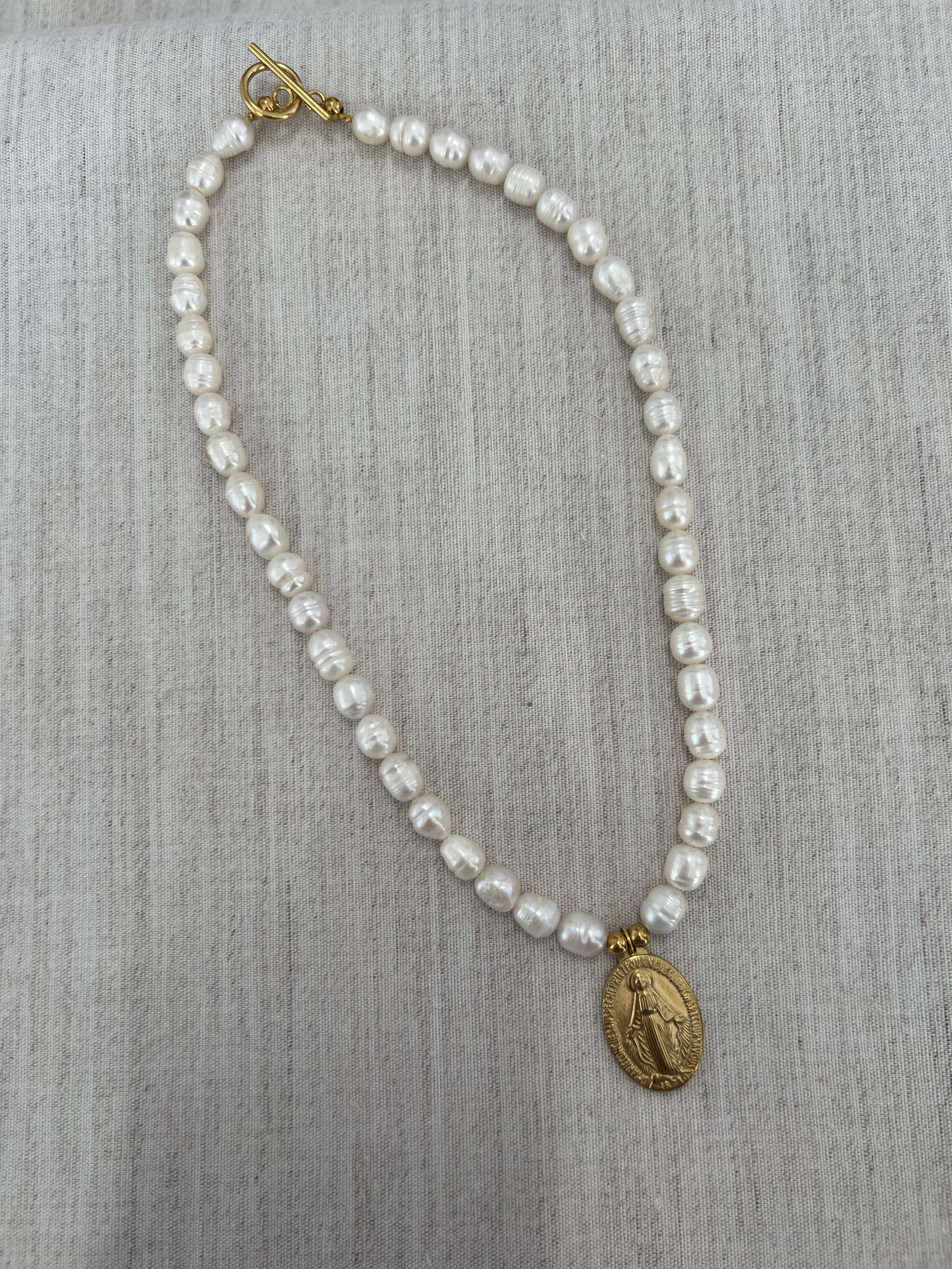 Colar de pedras com a virgem
