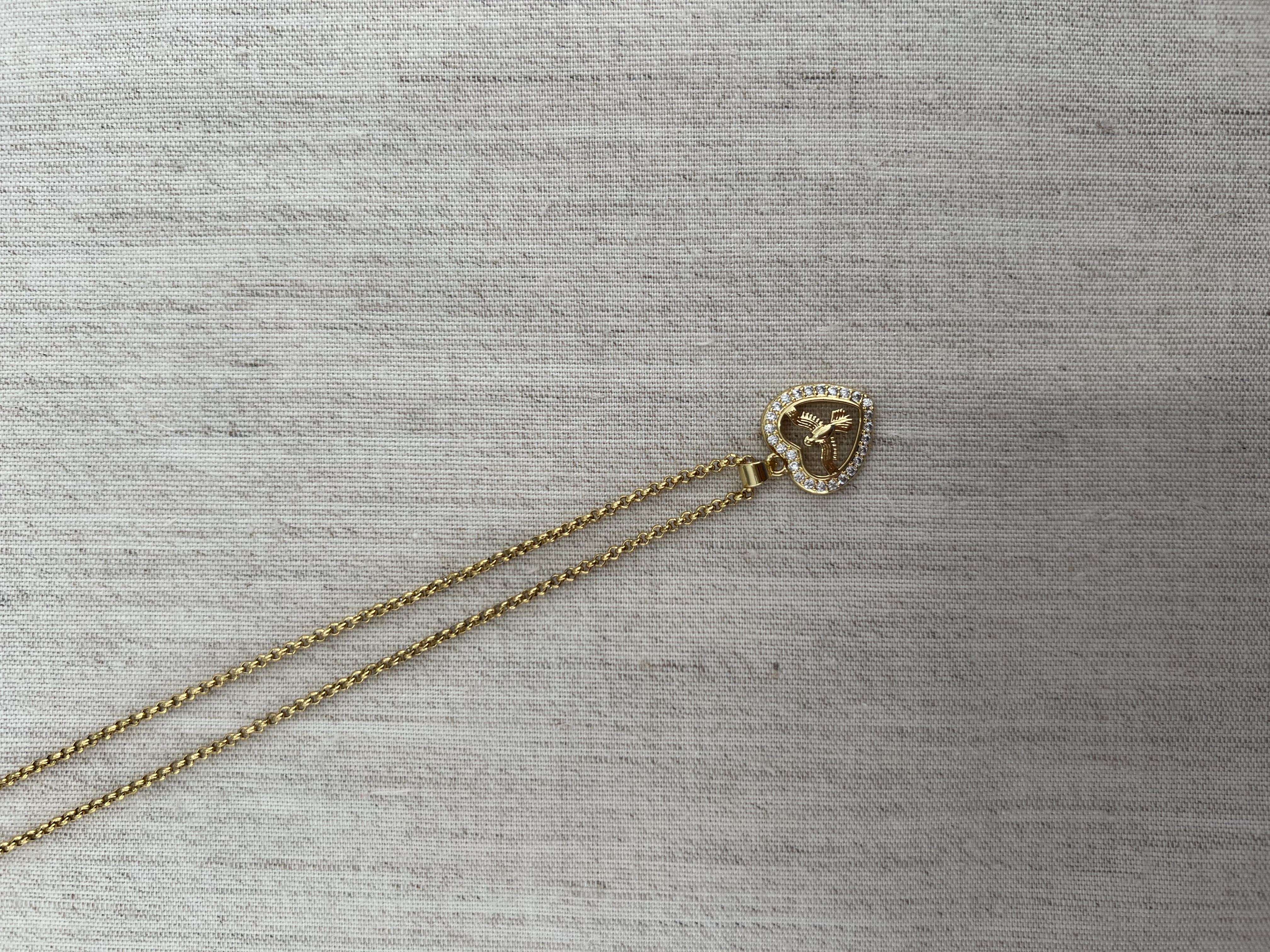 Colar com o espírito santo em coração