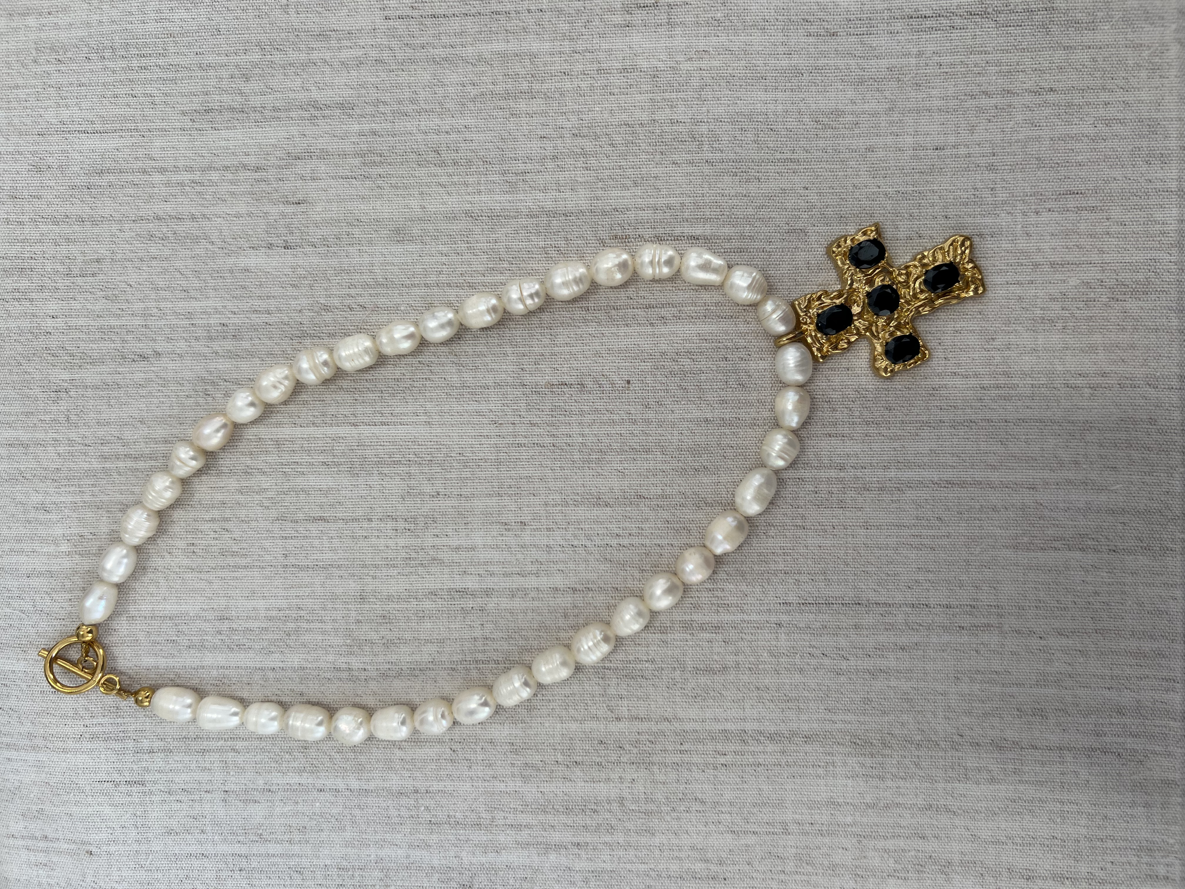 Colar de pérolas com cruz