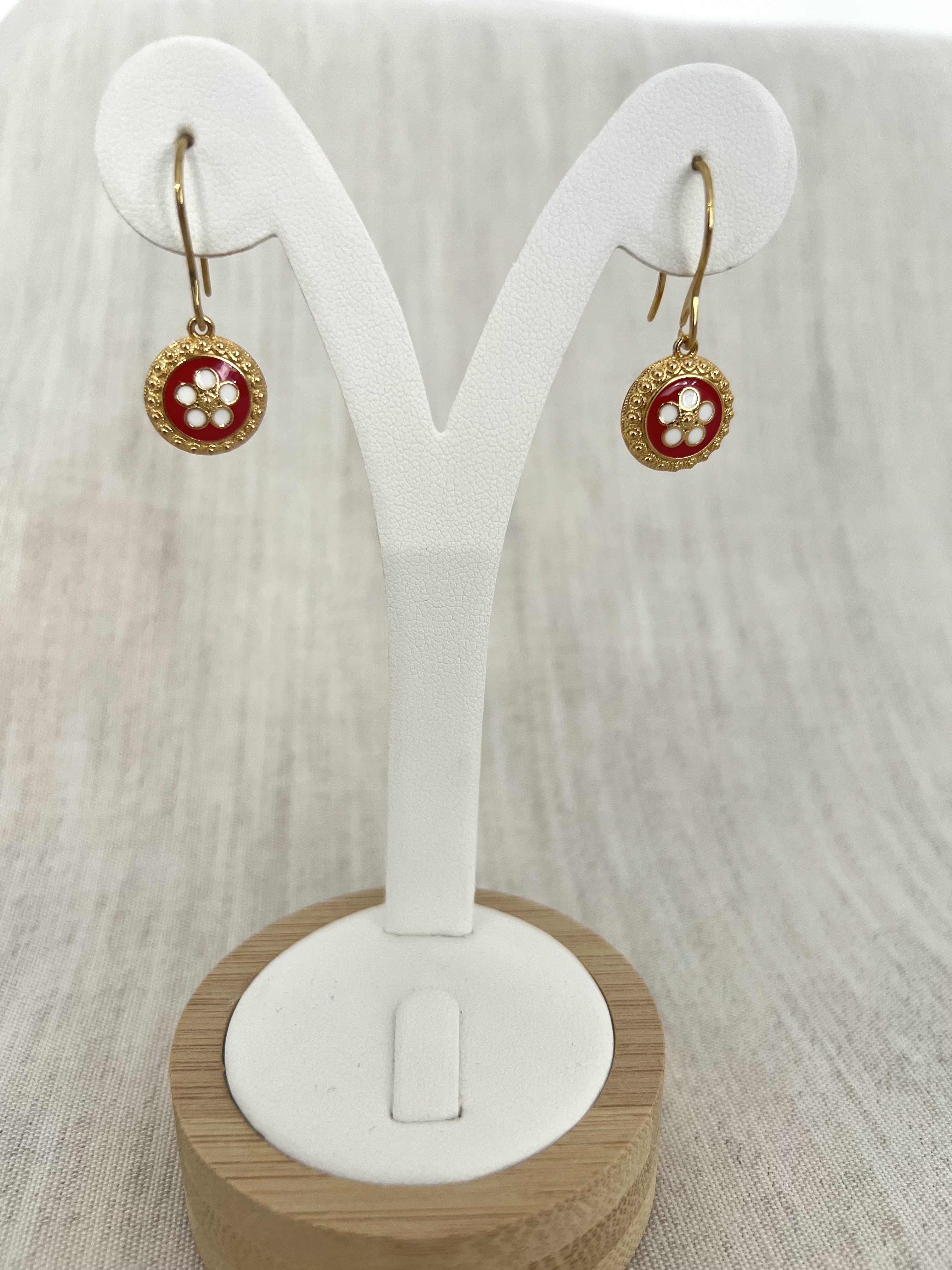 Brincos em aço inoxidável com detalhe floral