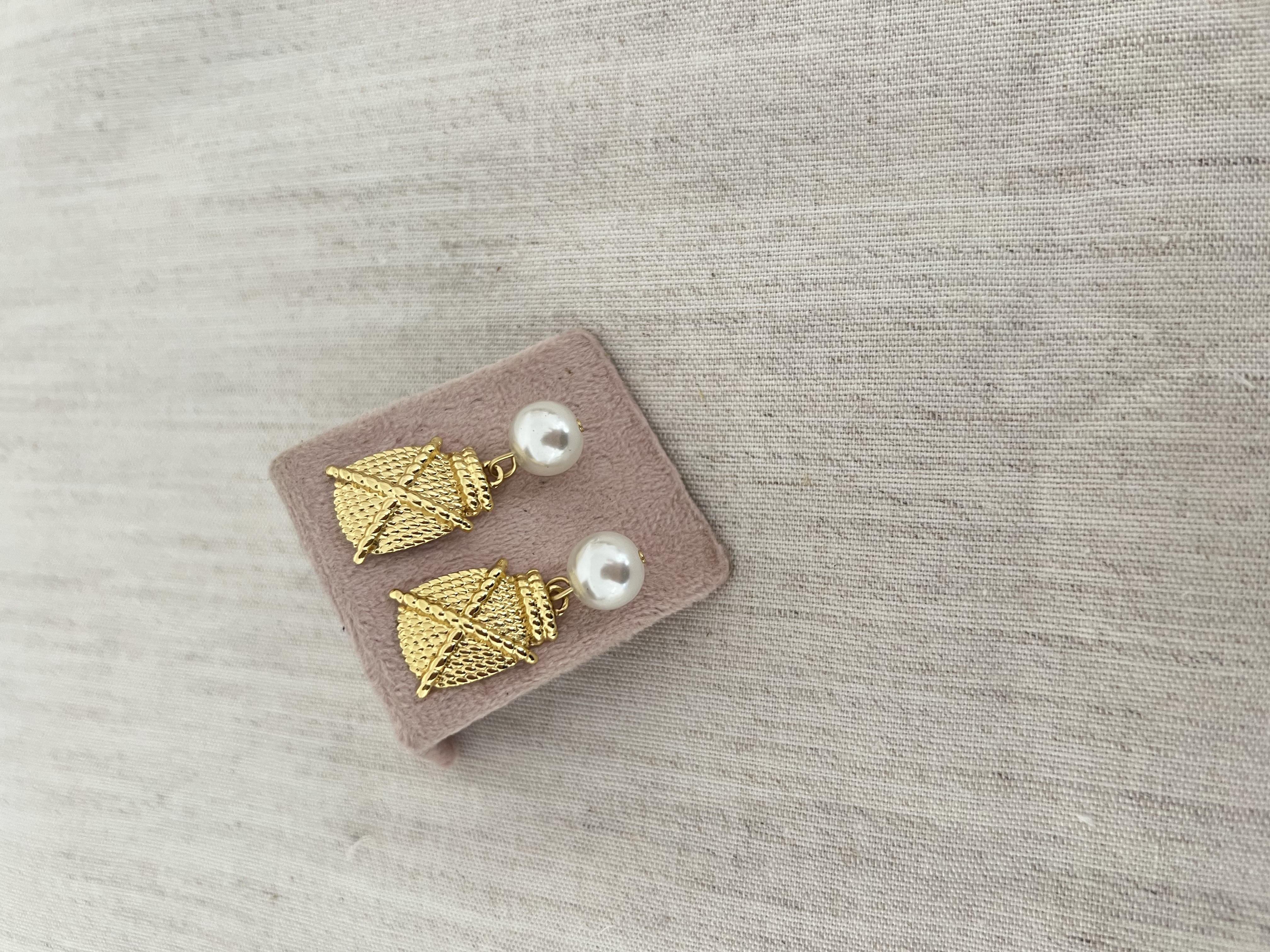 Brincos dourados com pérolas