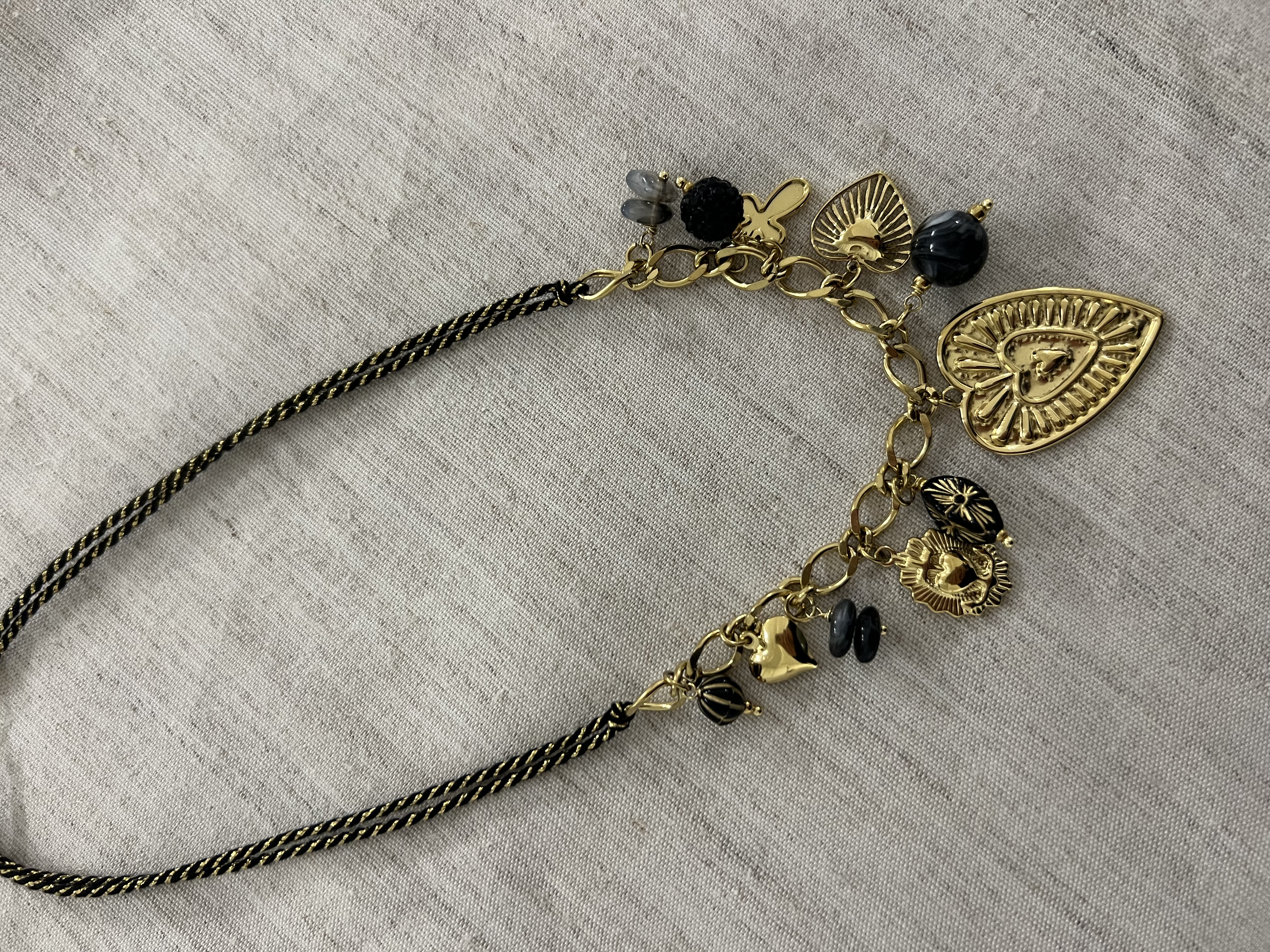 Colar dourado com pendentes