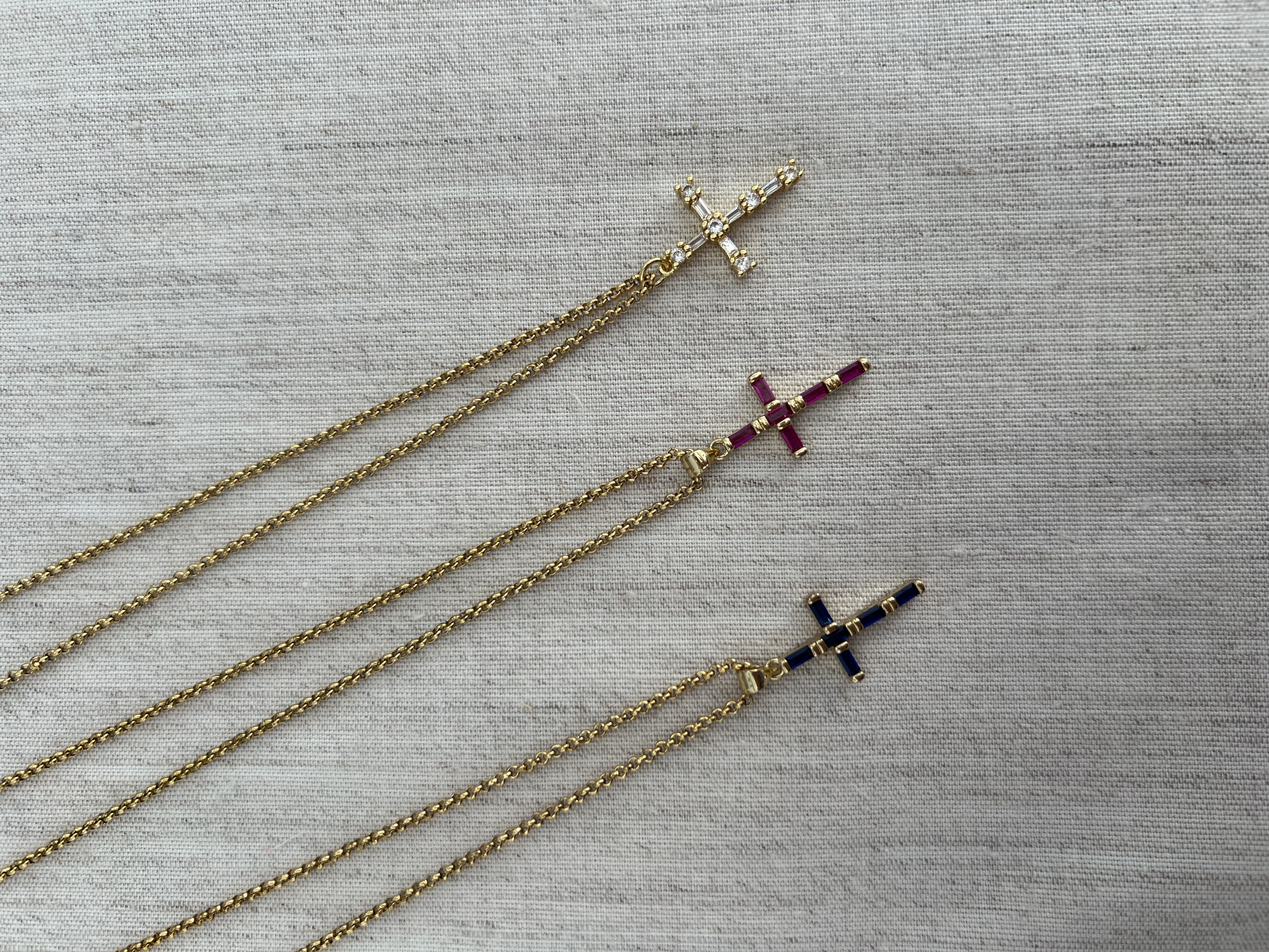 Colar com cruz em cristais