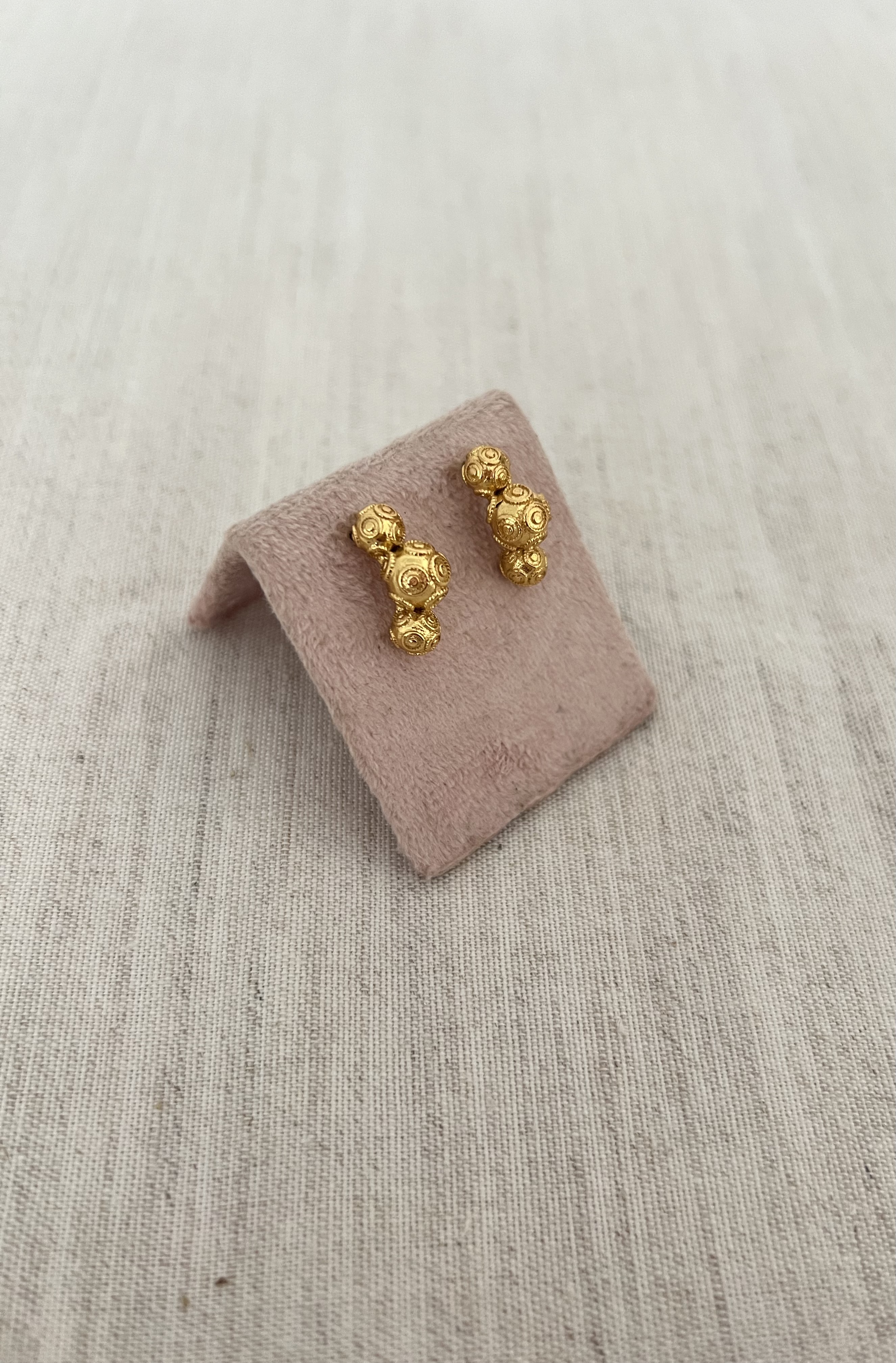 Brincos com bolas douradas