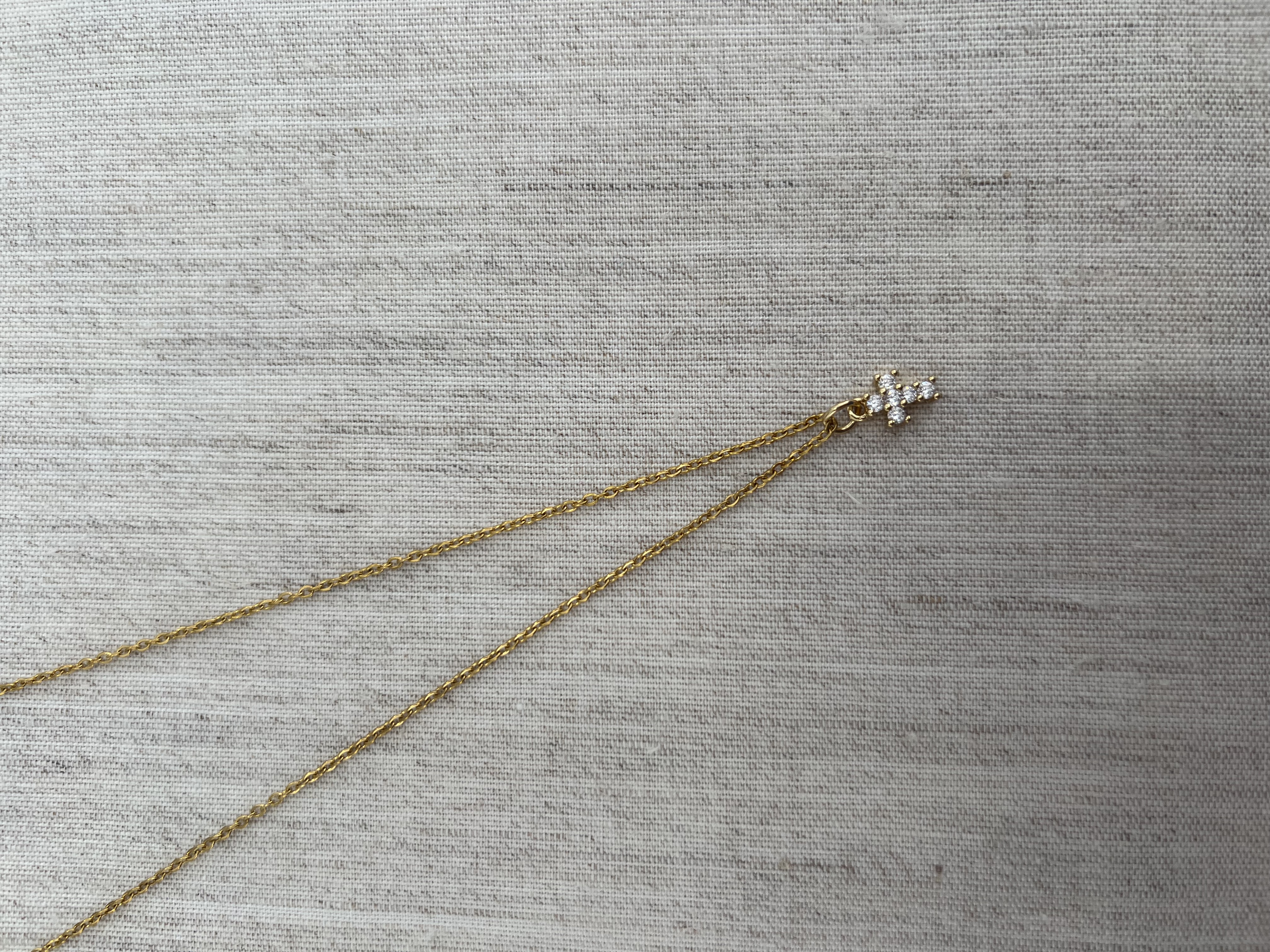 Colar com cruz pequena