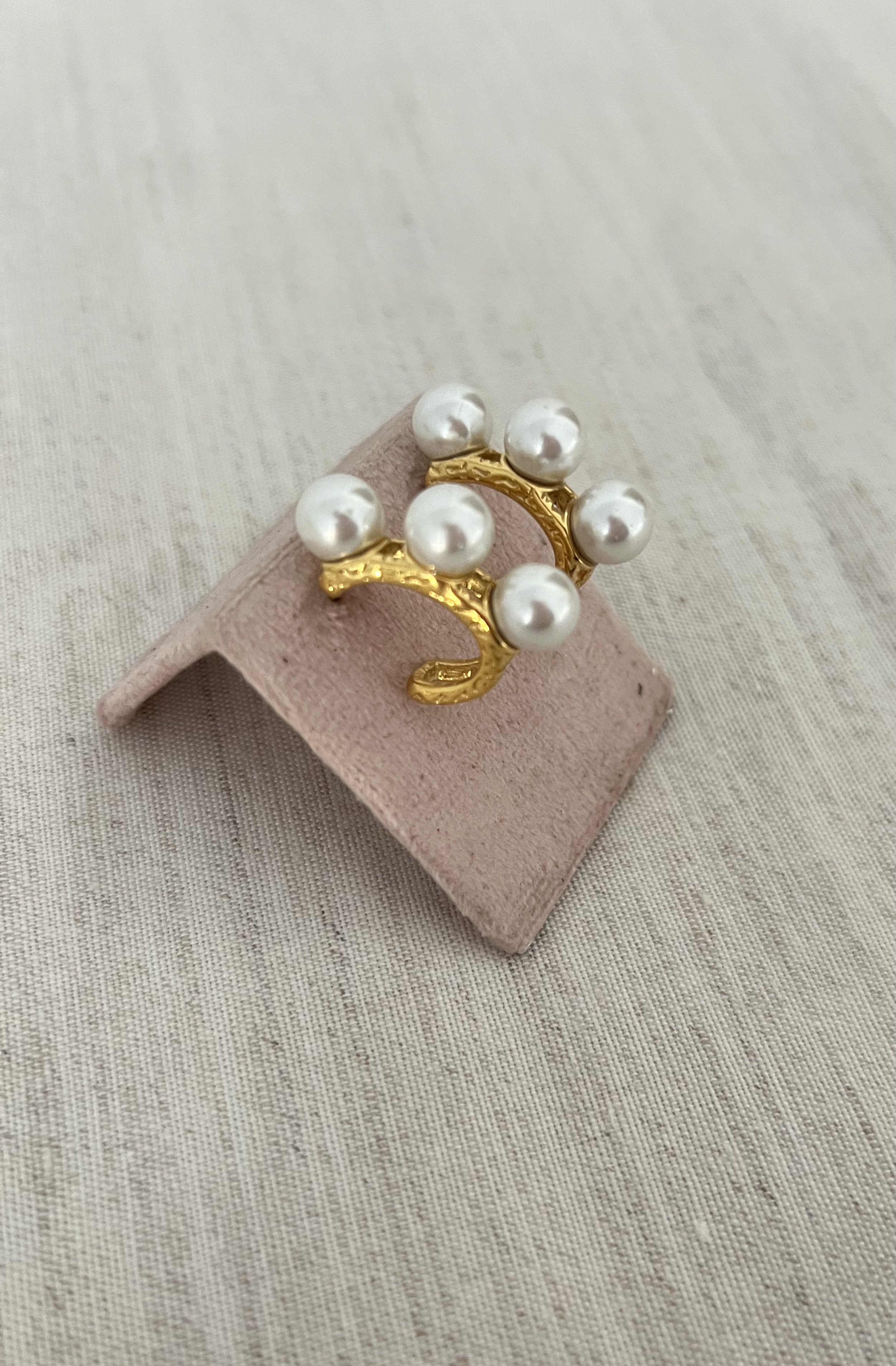 Brinco dourado com pérolas