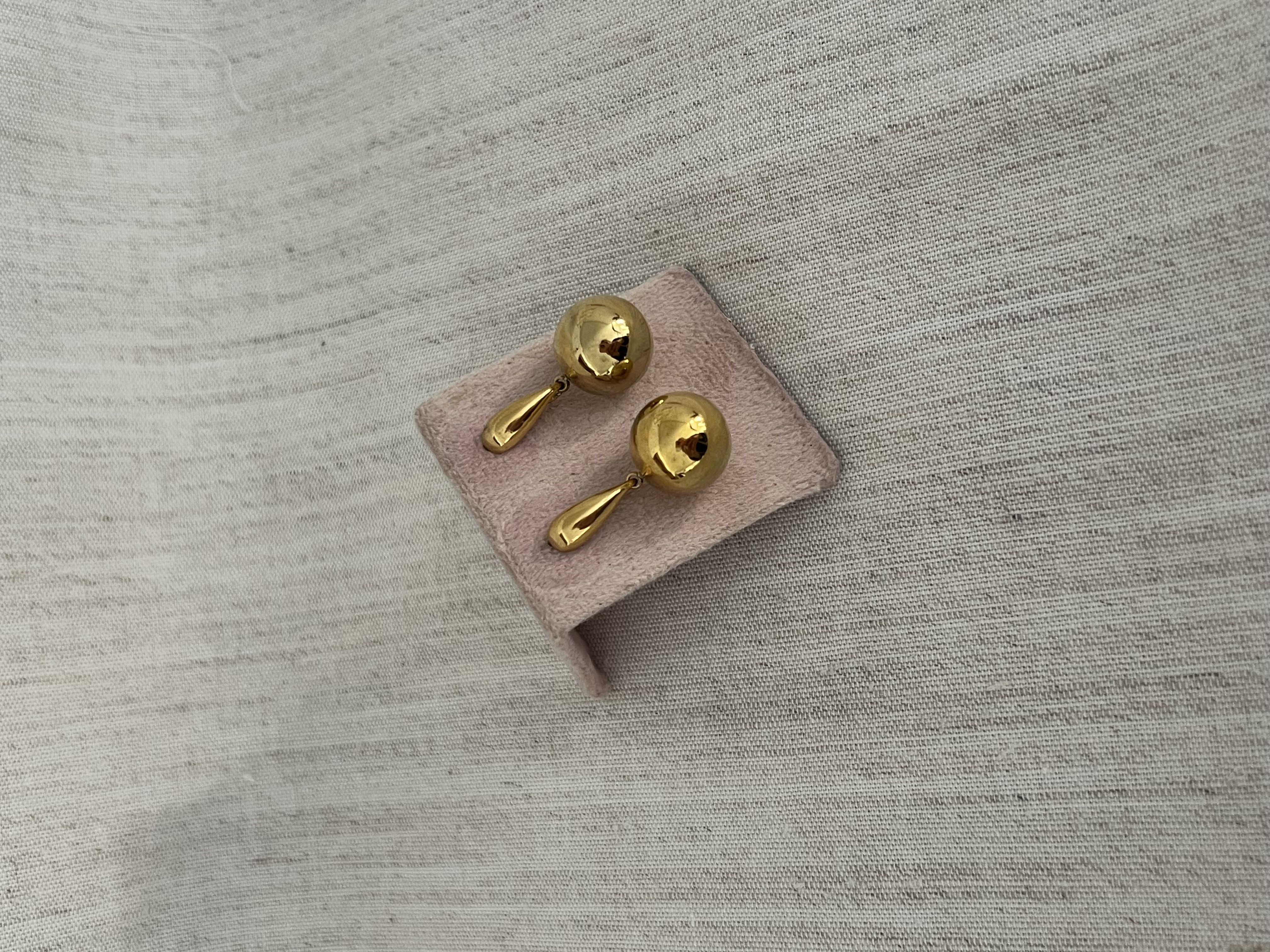 Brincos com pingente dourado