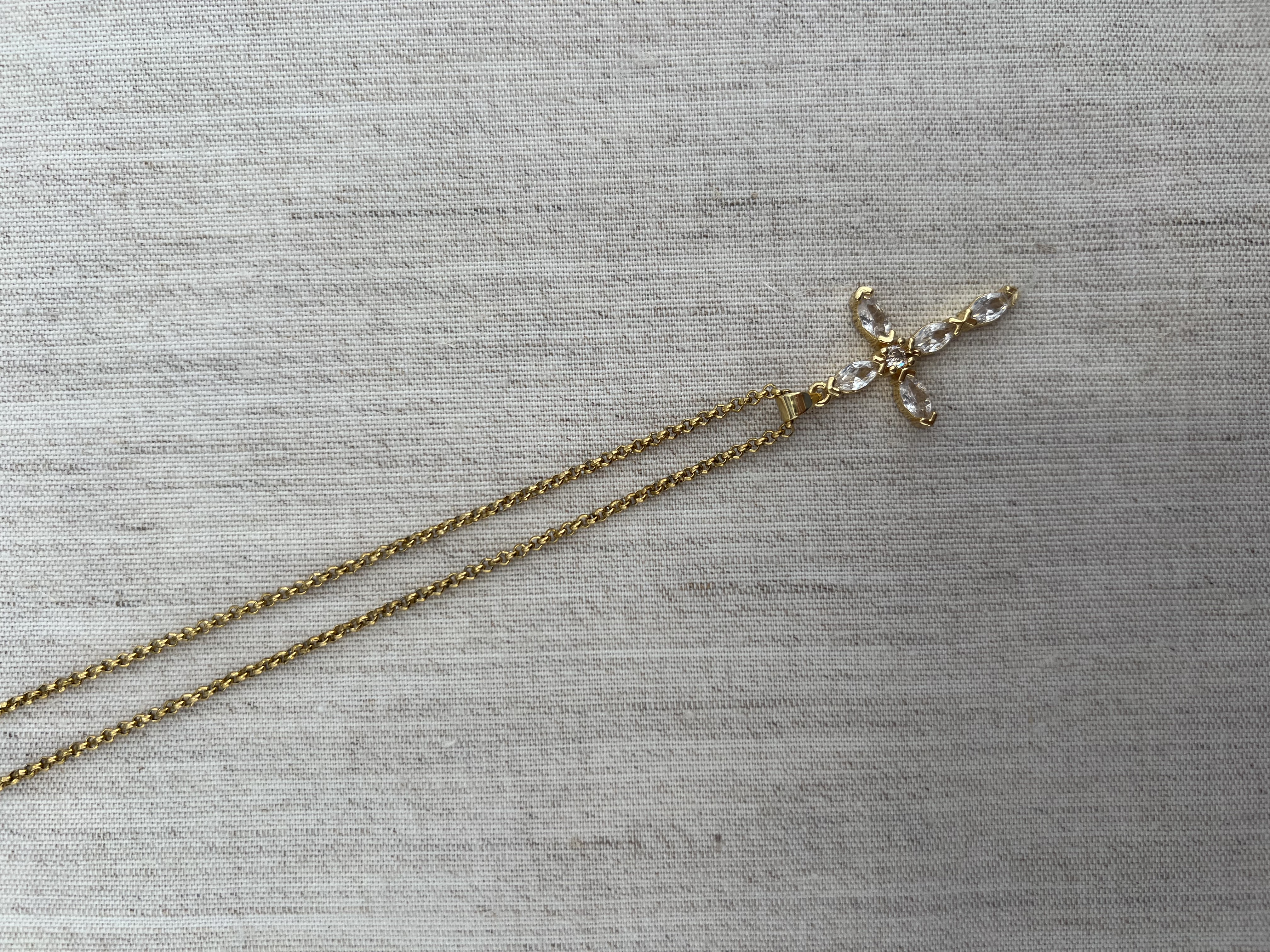 Colar com cruz média