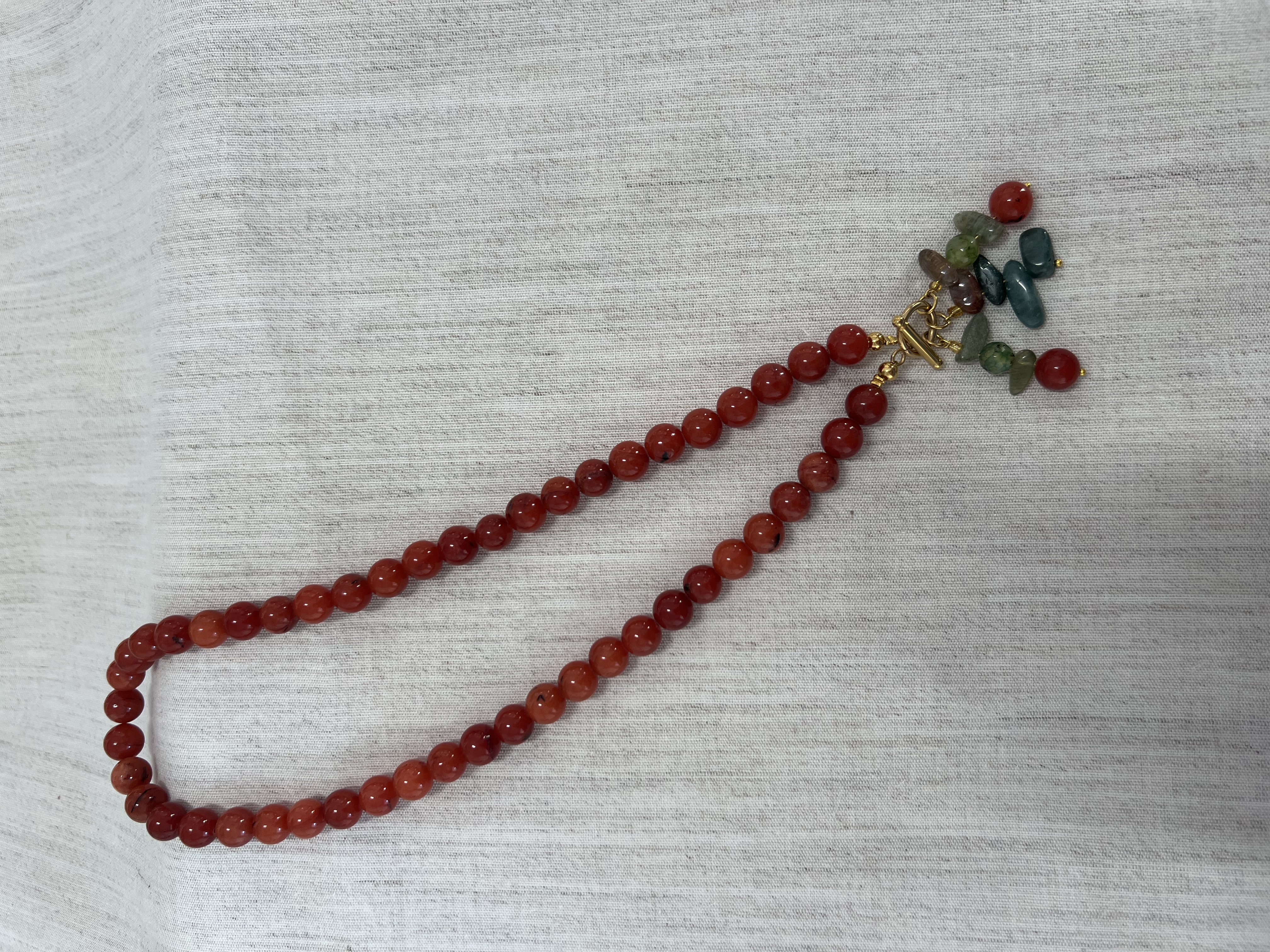 Colar de contas vermelhas