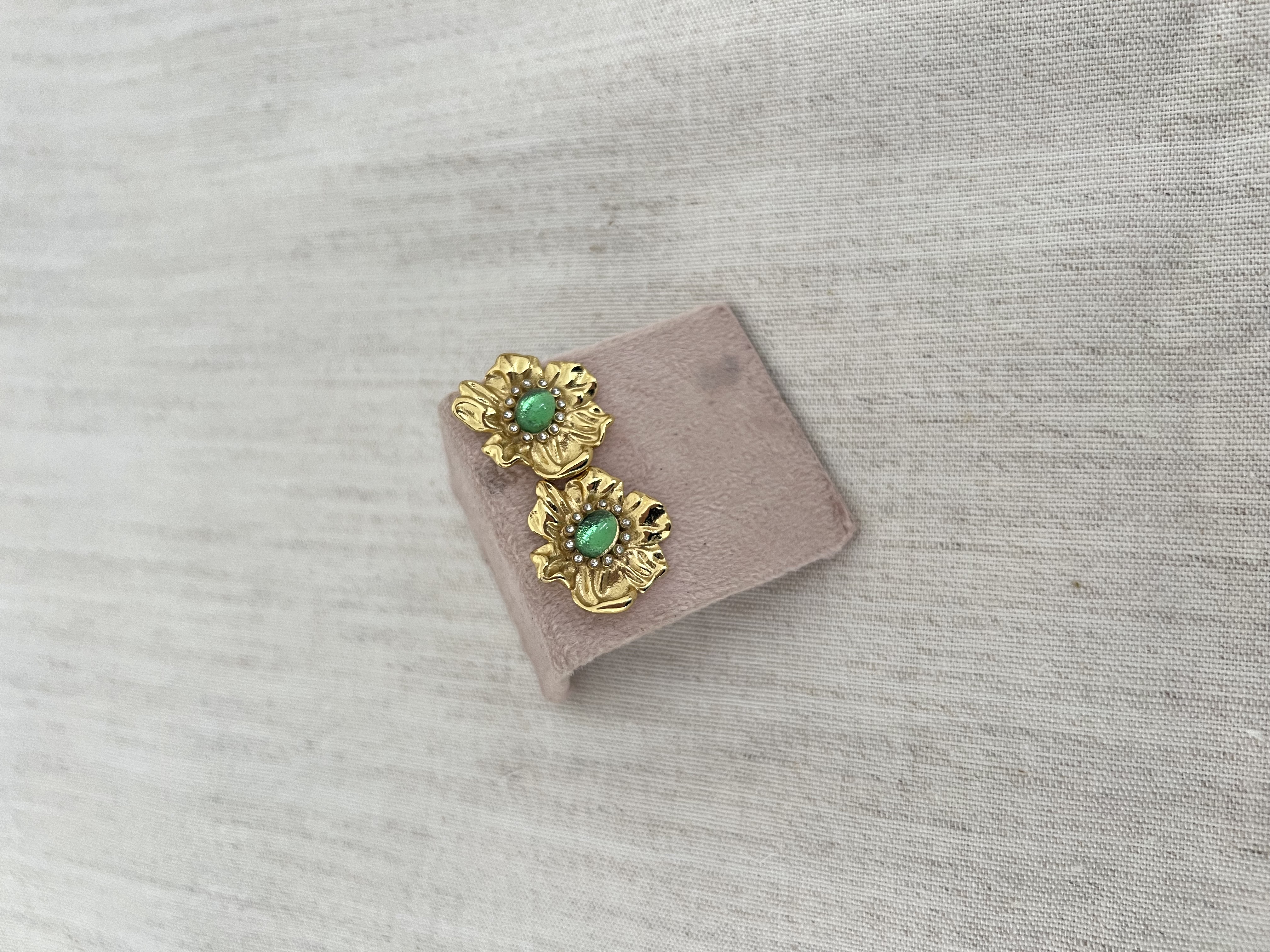 Brincos dourados com pedra verde