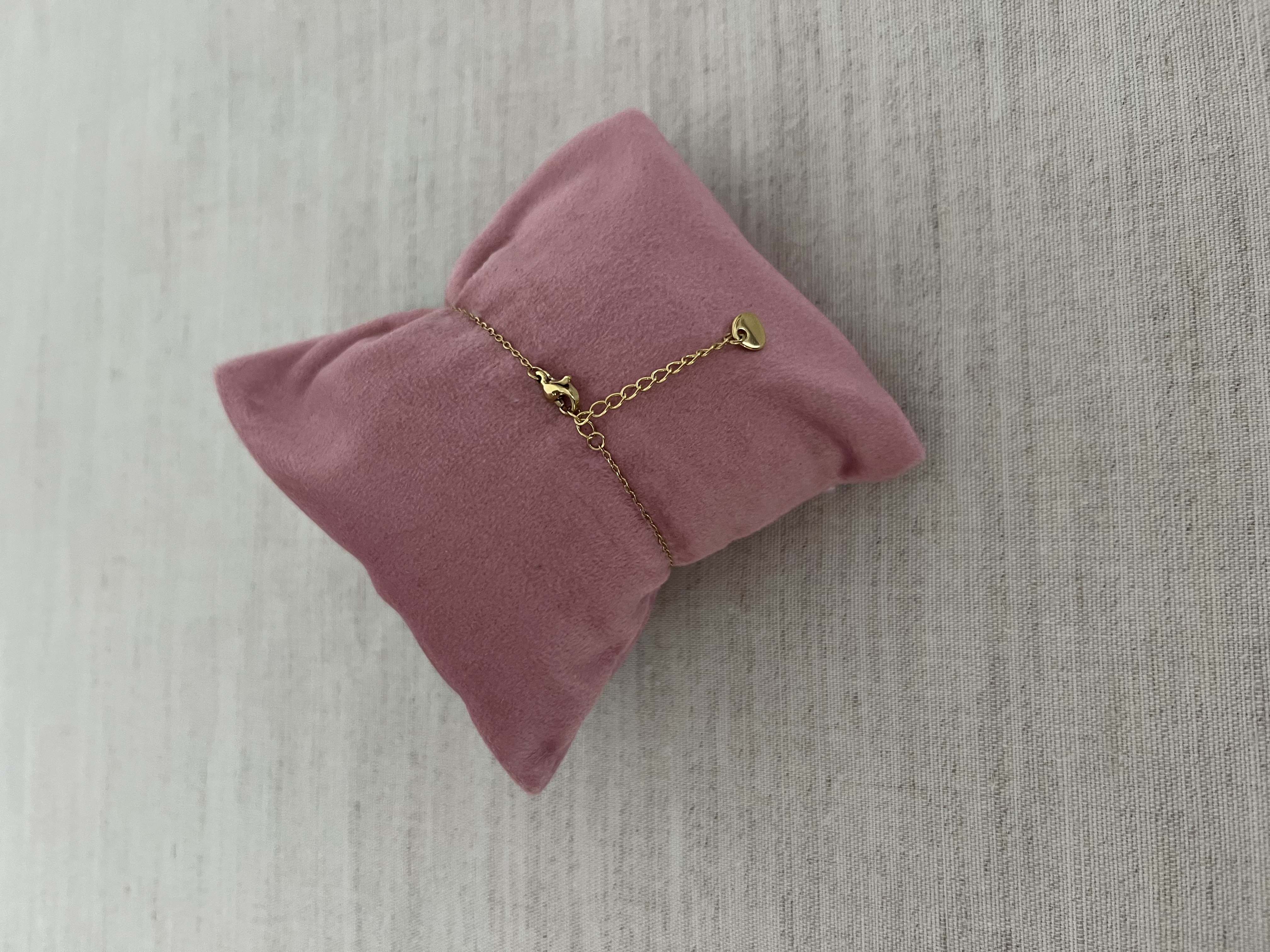 Pulseira delicada com cruz 