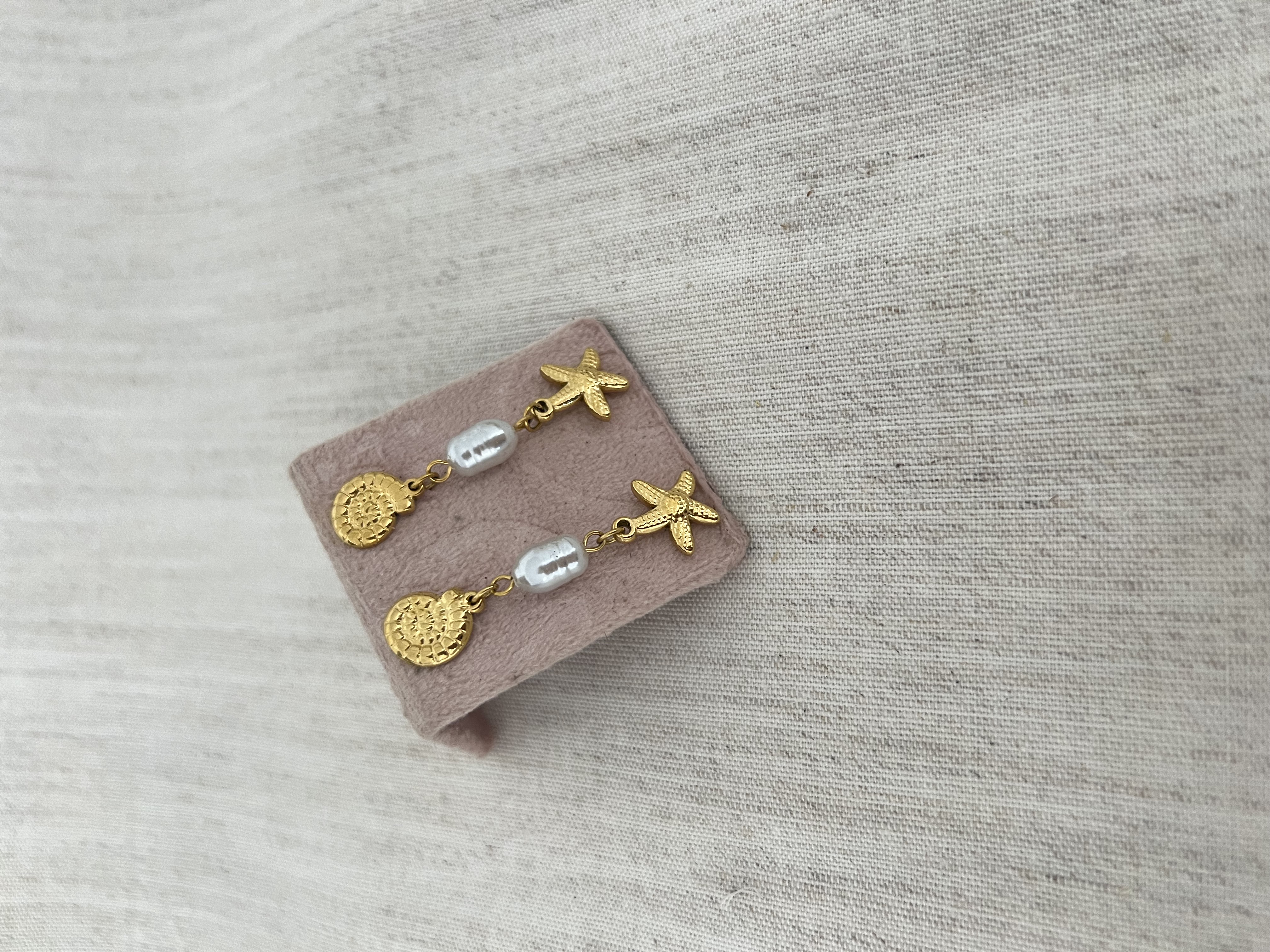 Brincos dourados com estrelas-do-mar