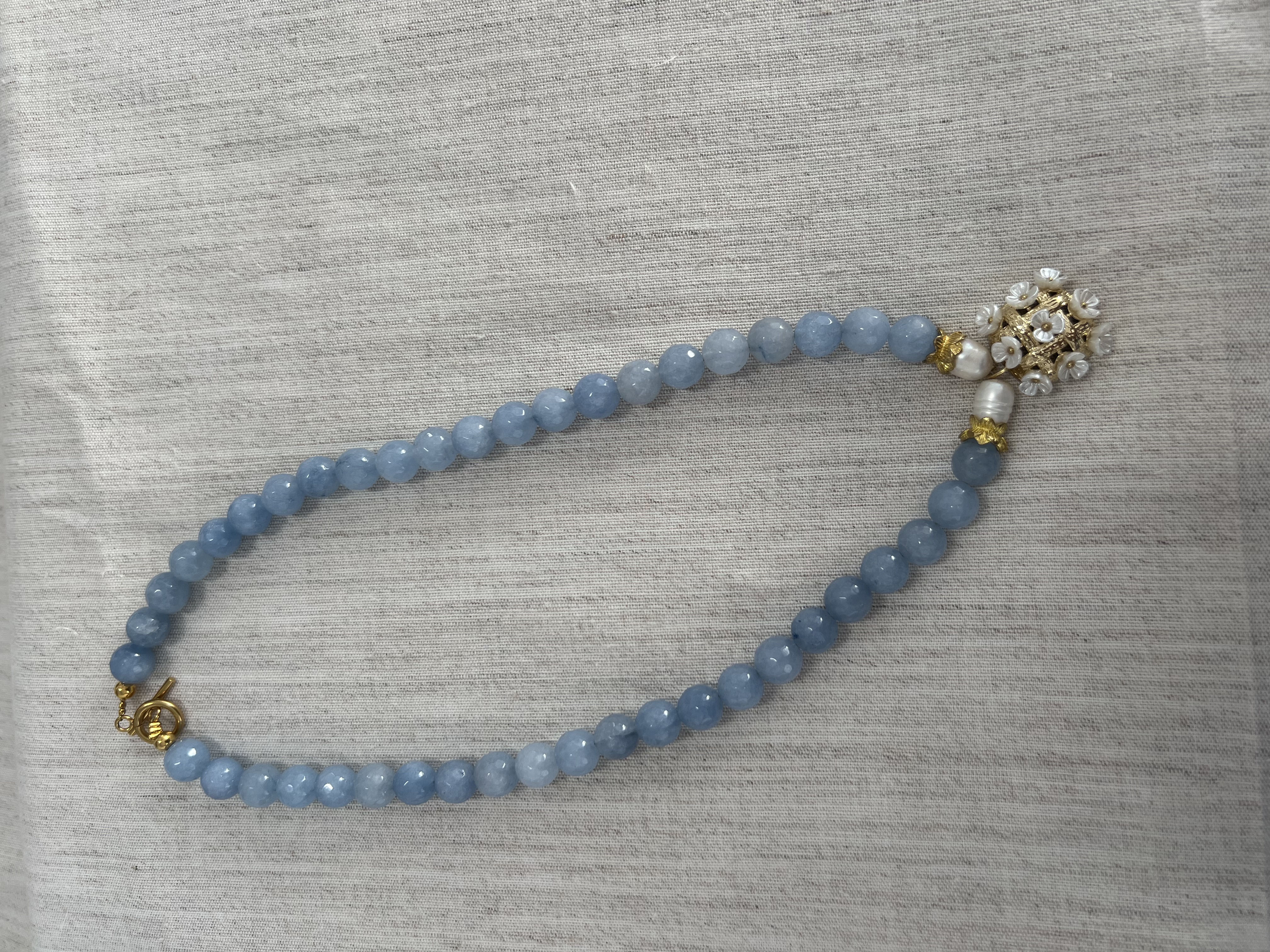 Colar de pedras azuis com flores