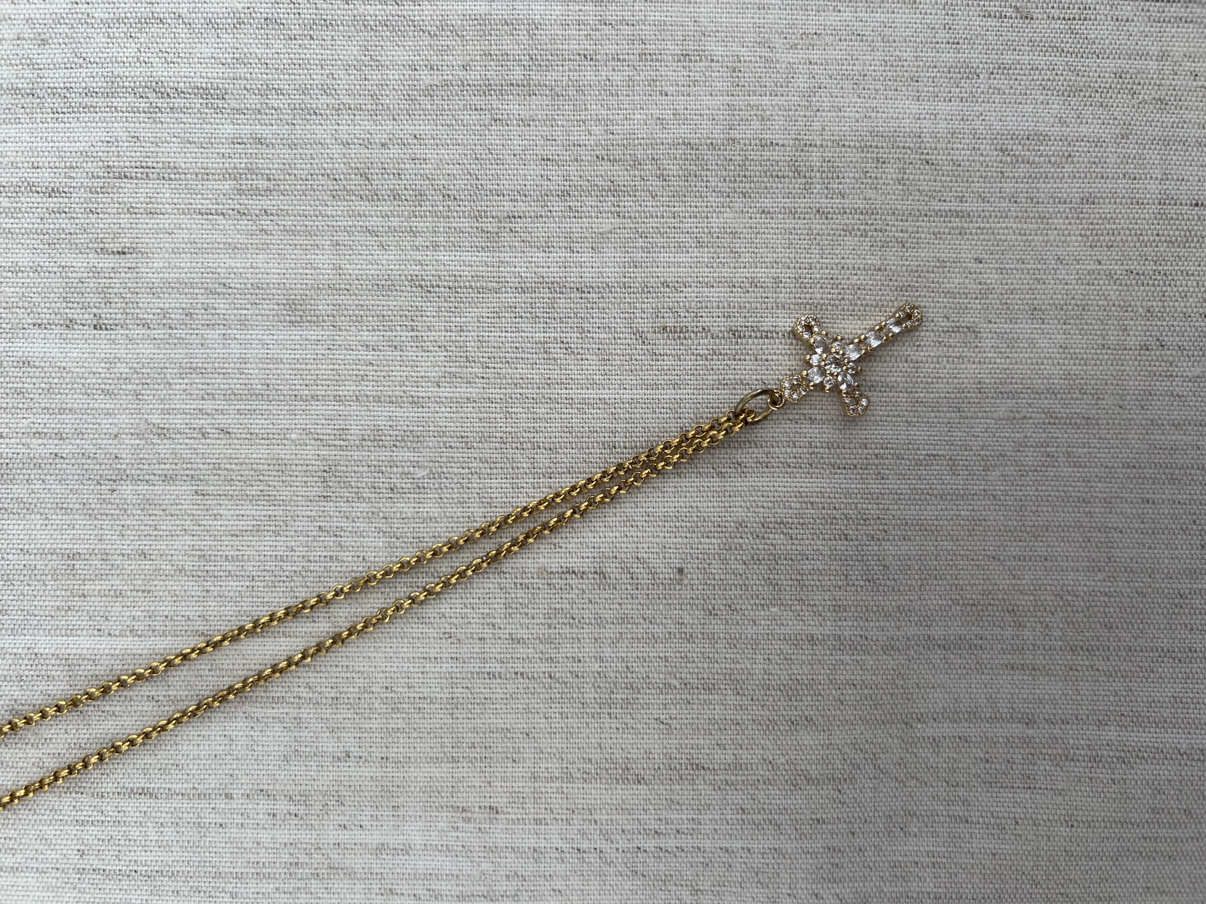 Colar com cruz média