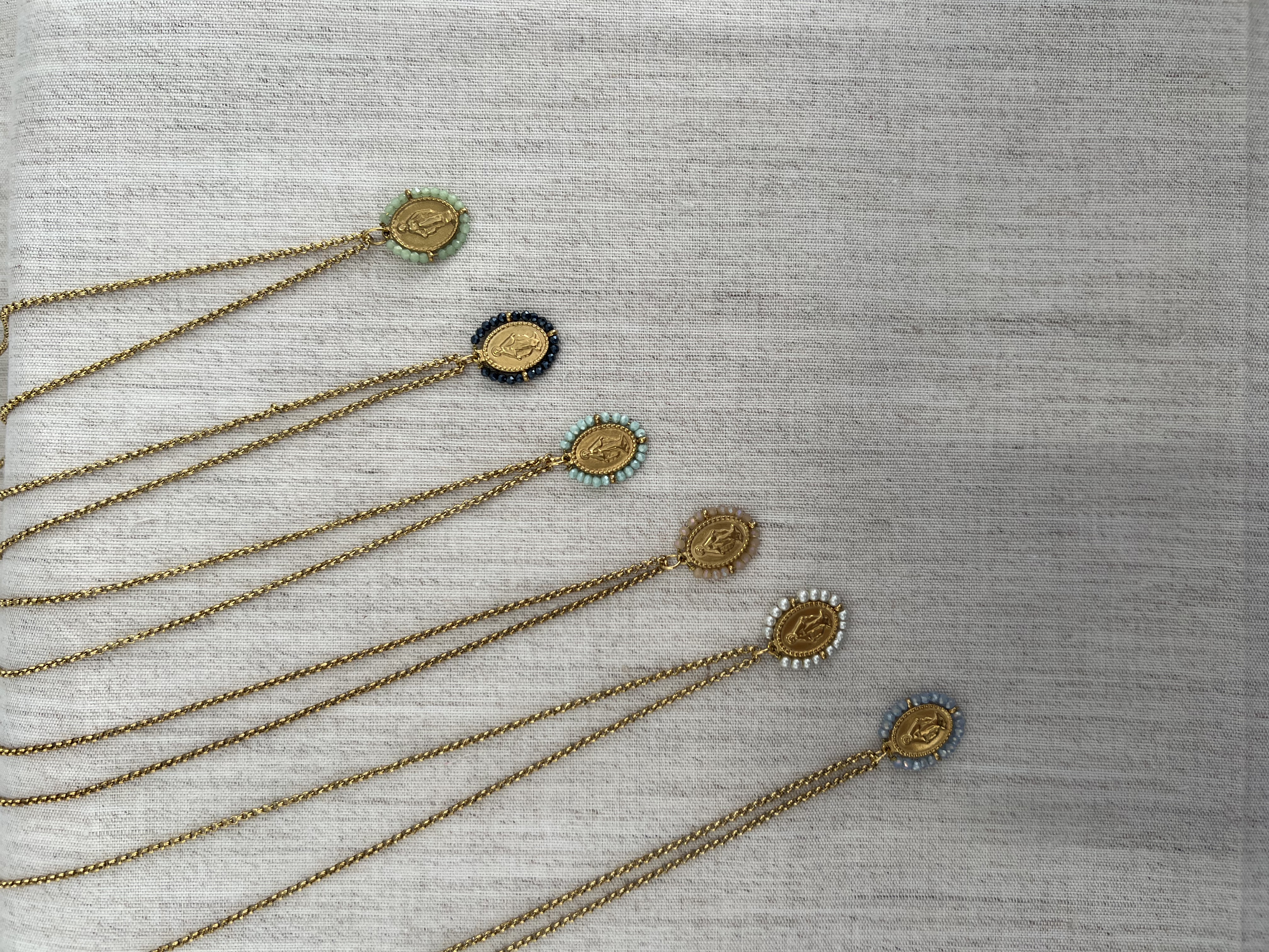 Colares da virgem milagrosa 