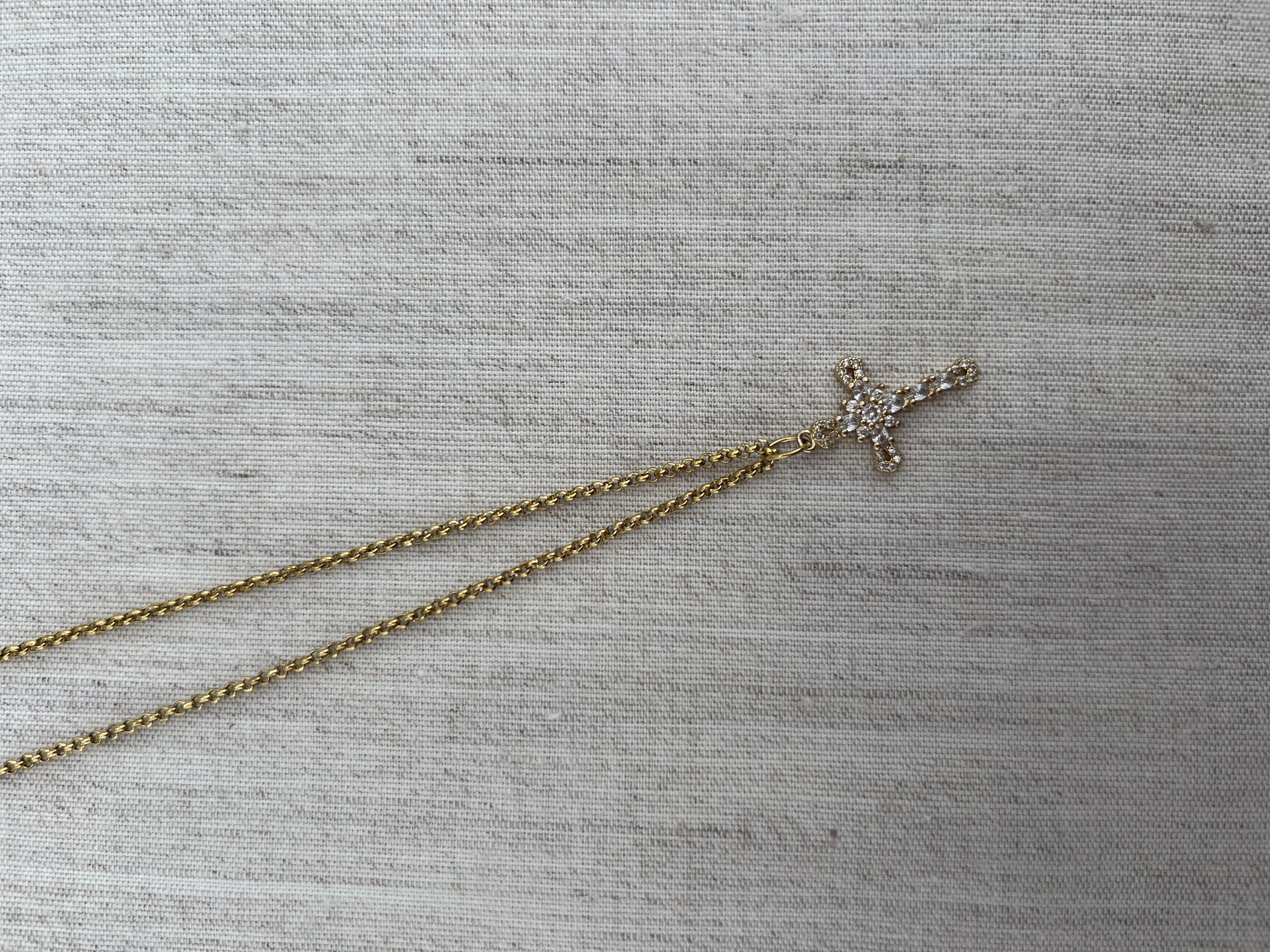 Colar com cruz média