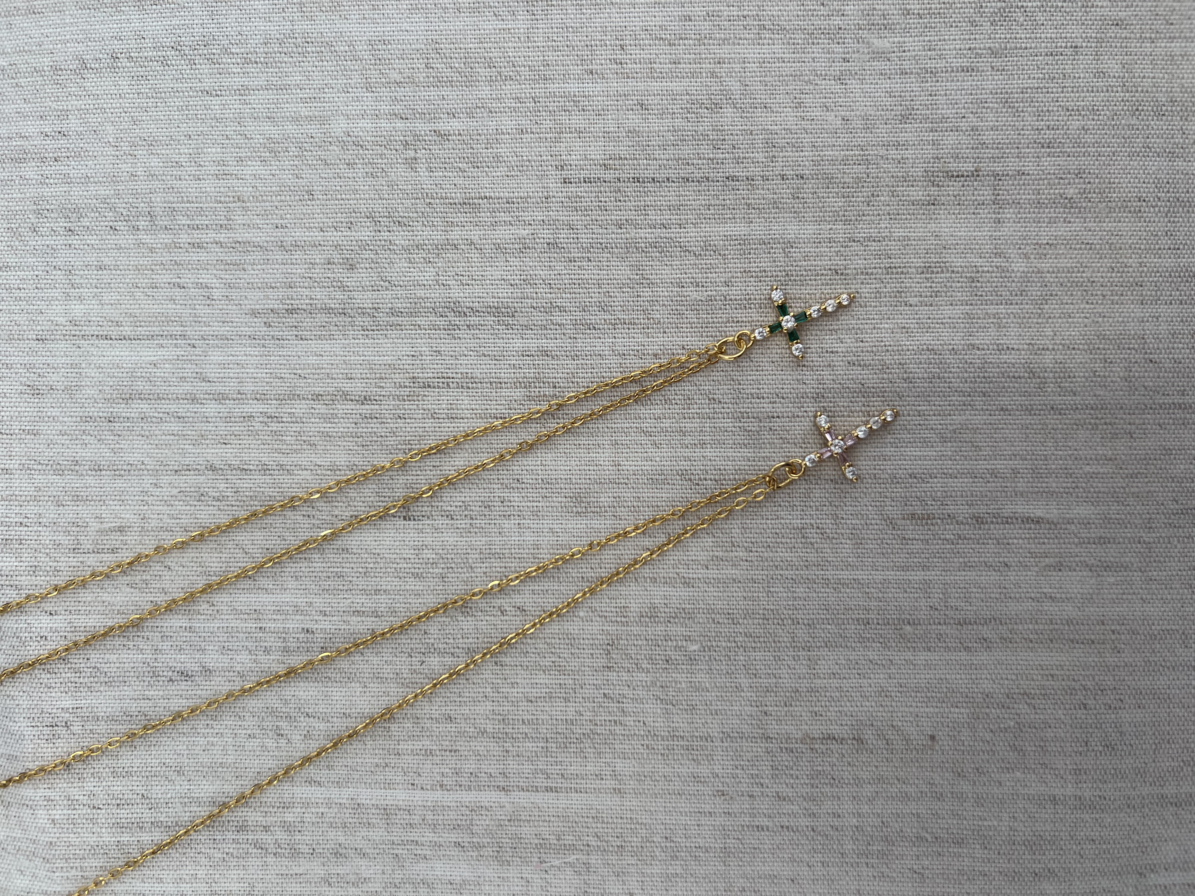 Colar delicado com cruz 