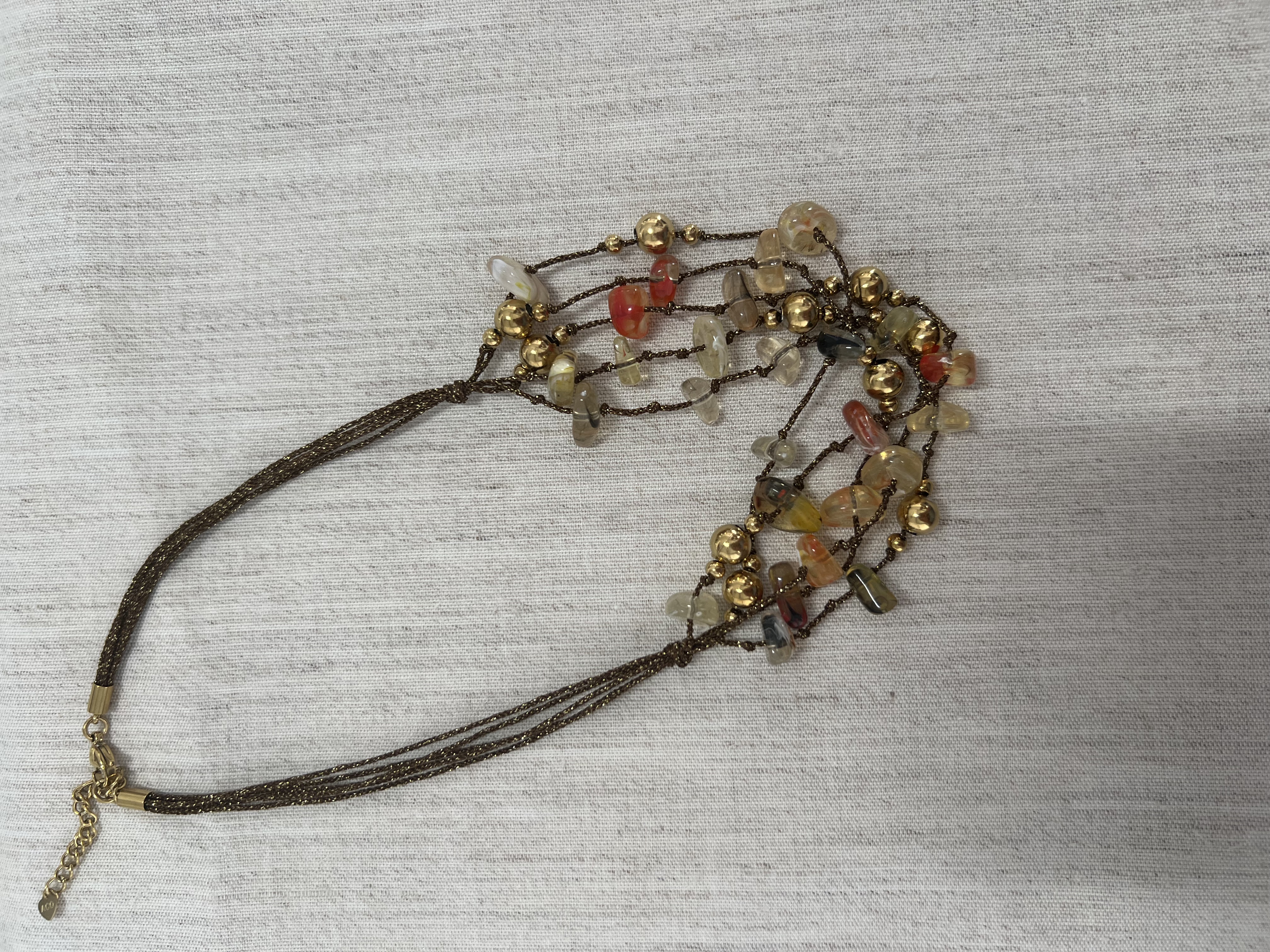 Colar em pedras coloridas