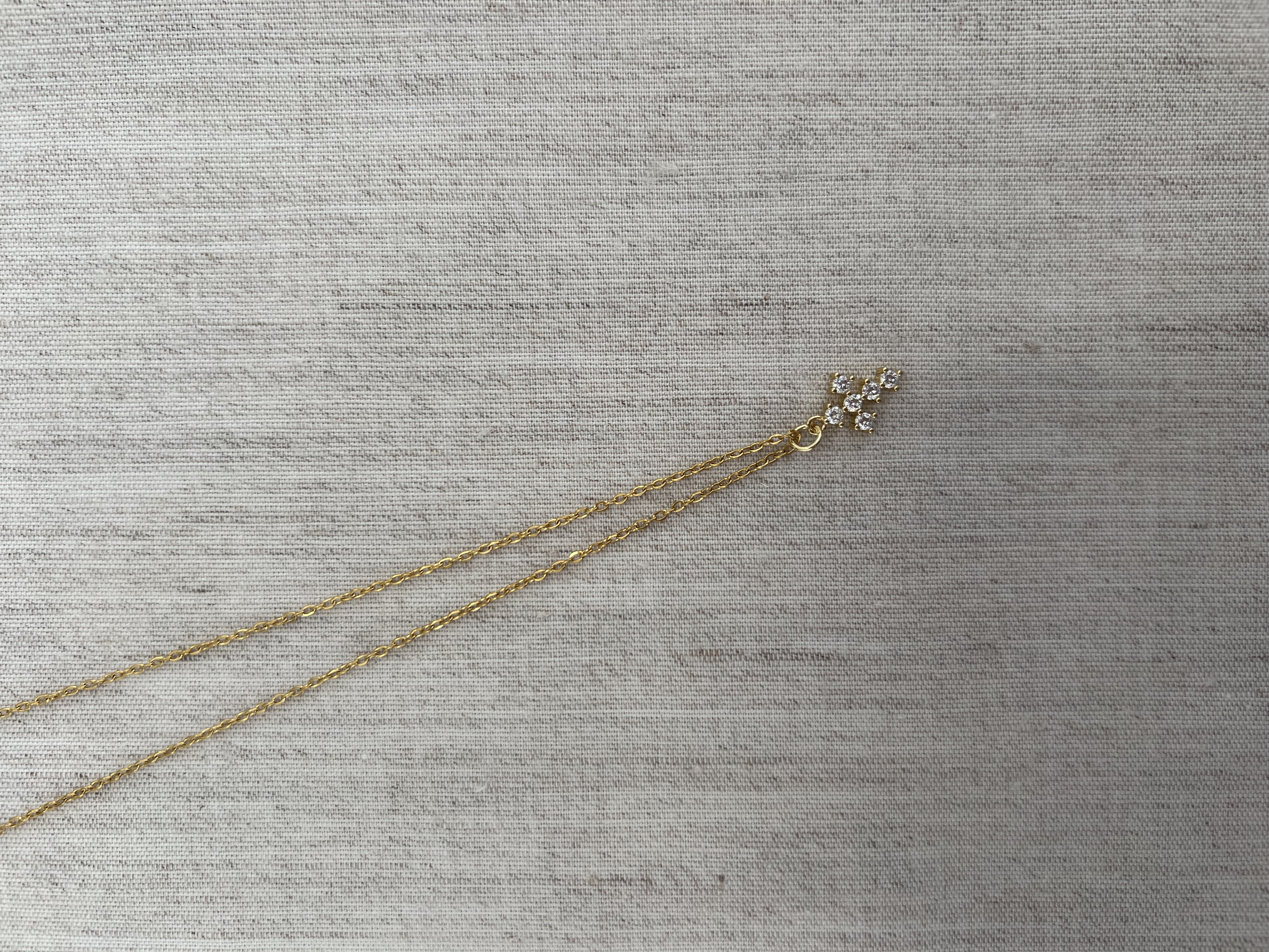 Colar com cruz pequena