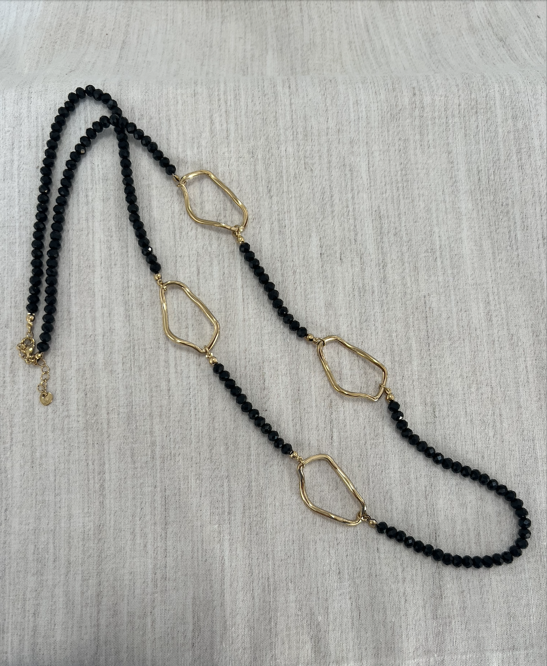 Colar com pedras naturais e elos dourados