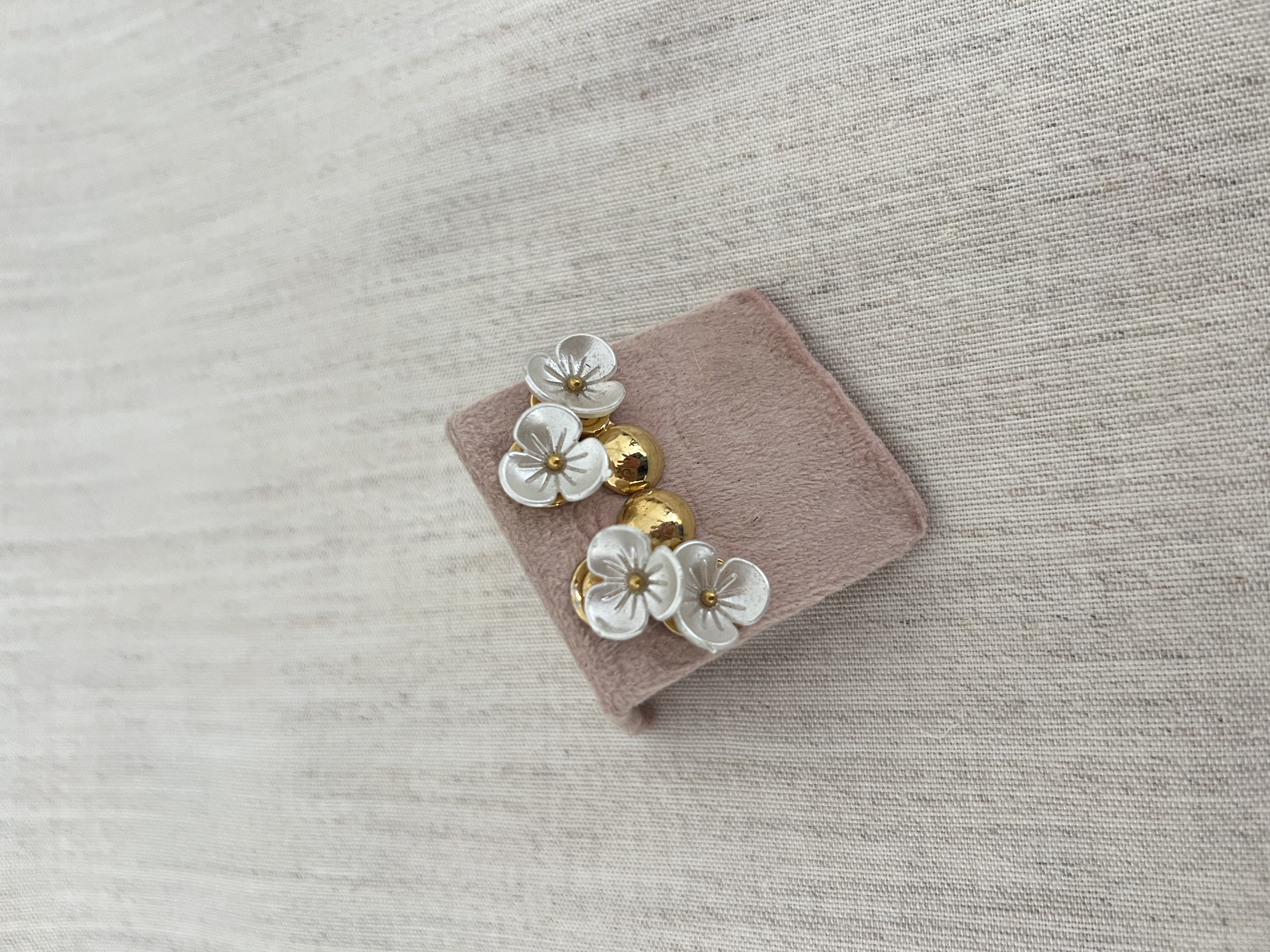 Brincos de flores brancas