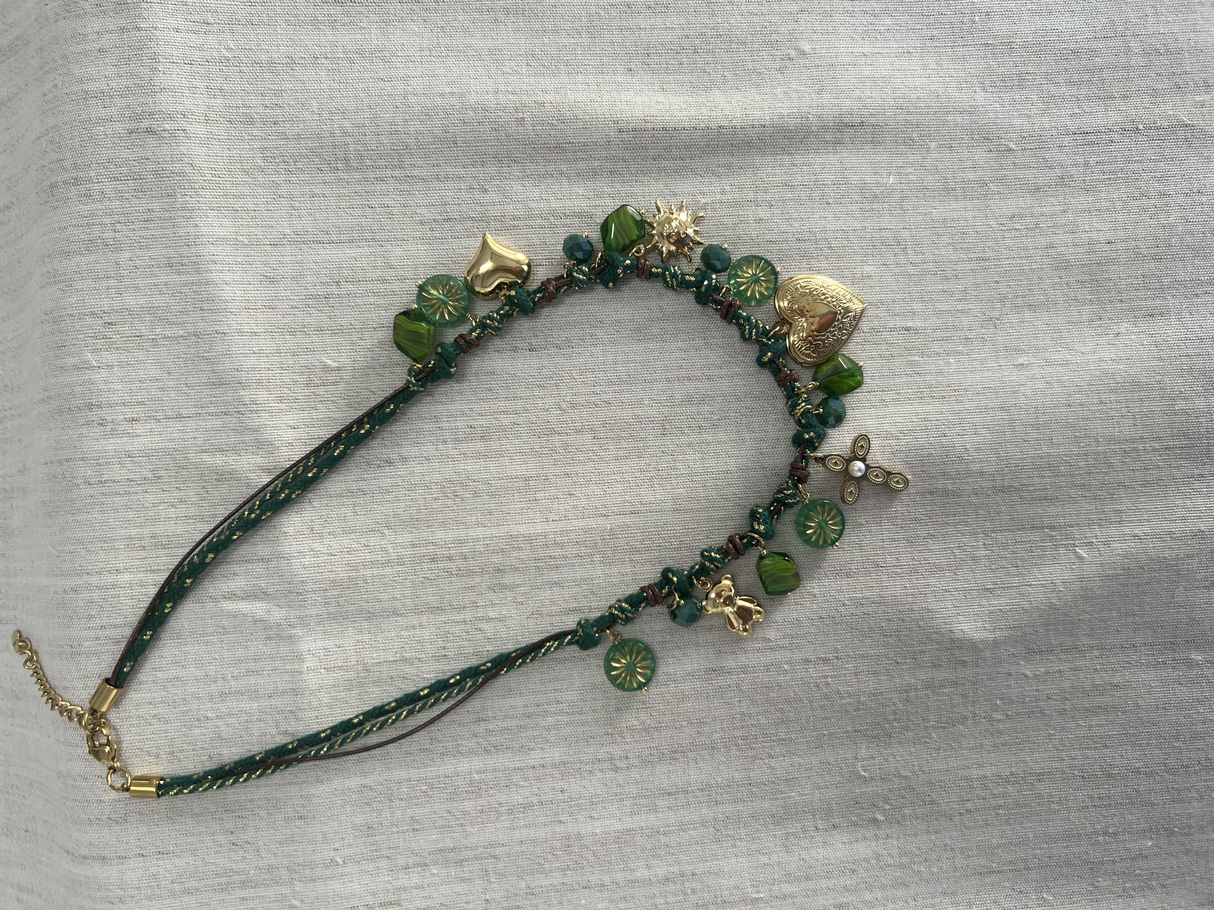 Colar com pingentes verdes e dourados