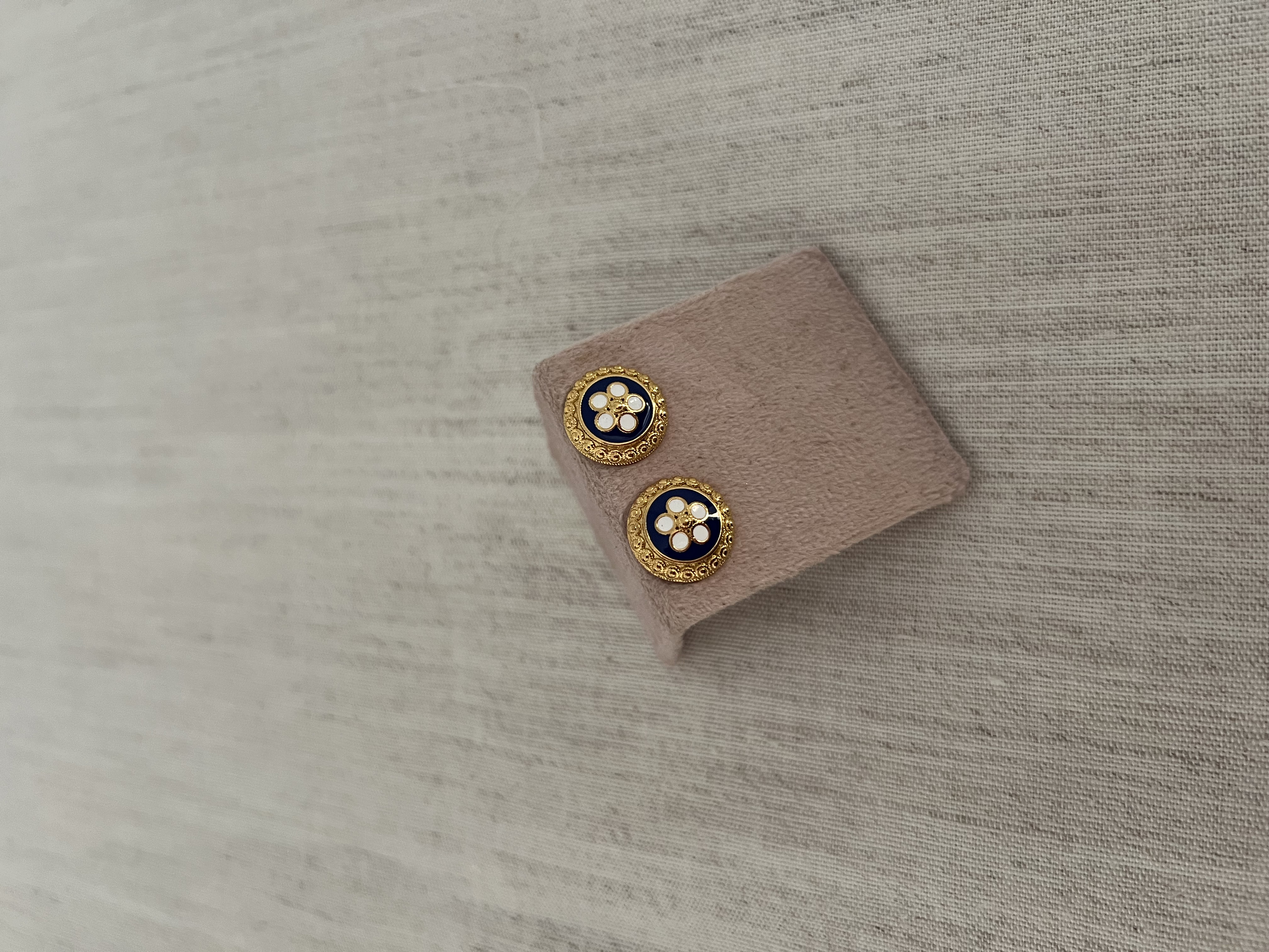 Brincos dourados com apontamentos azuis ou vermelhos 