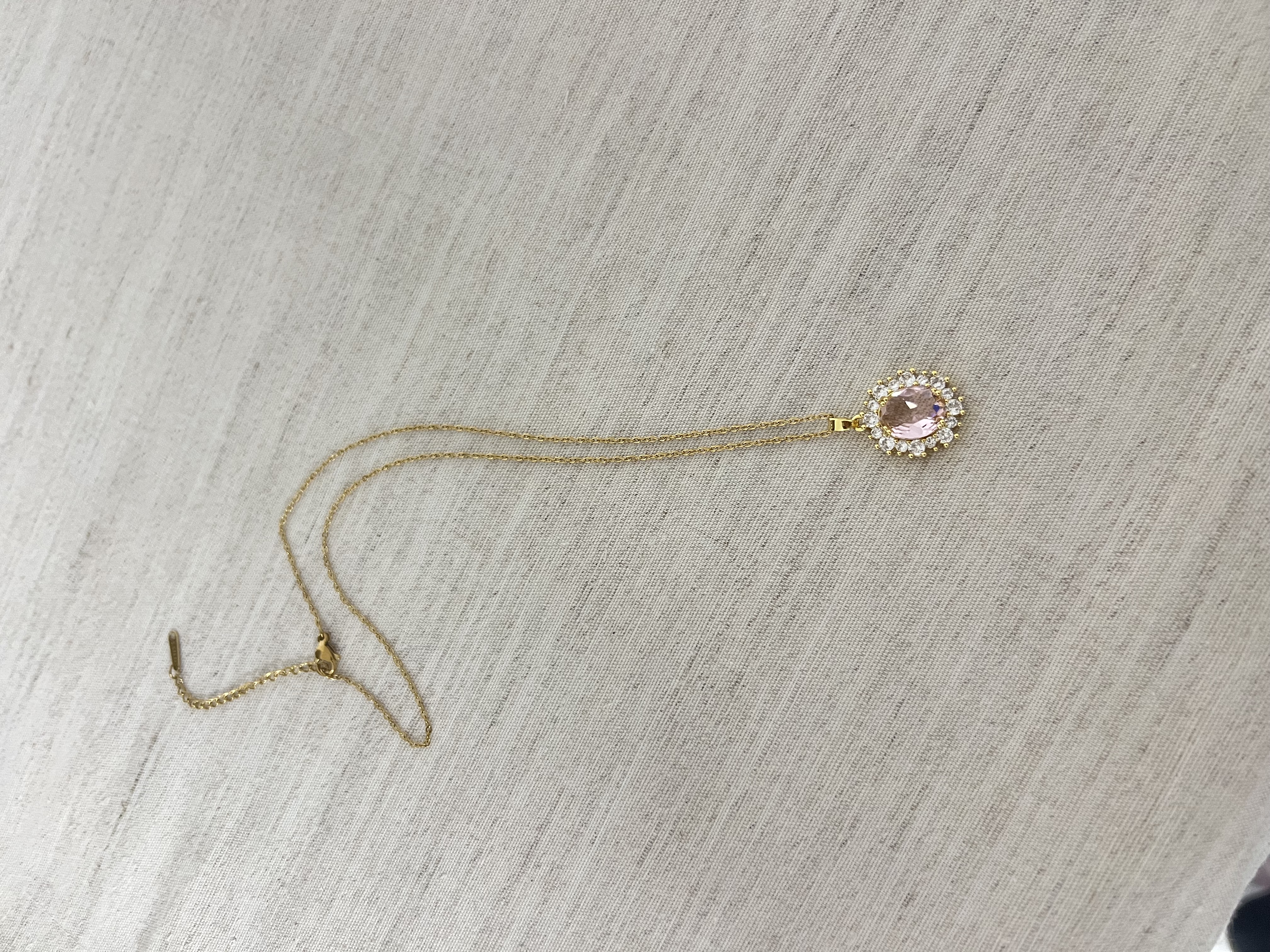 Colar  com pingente de pedra rosa