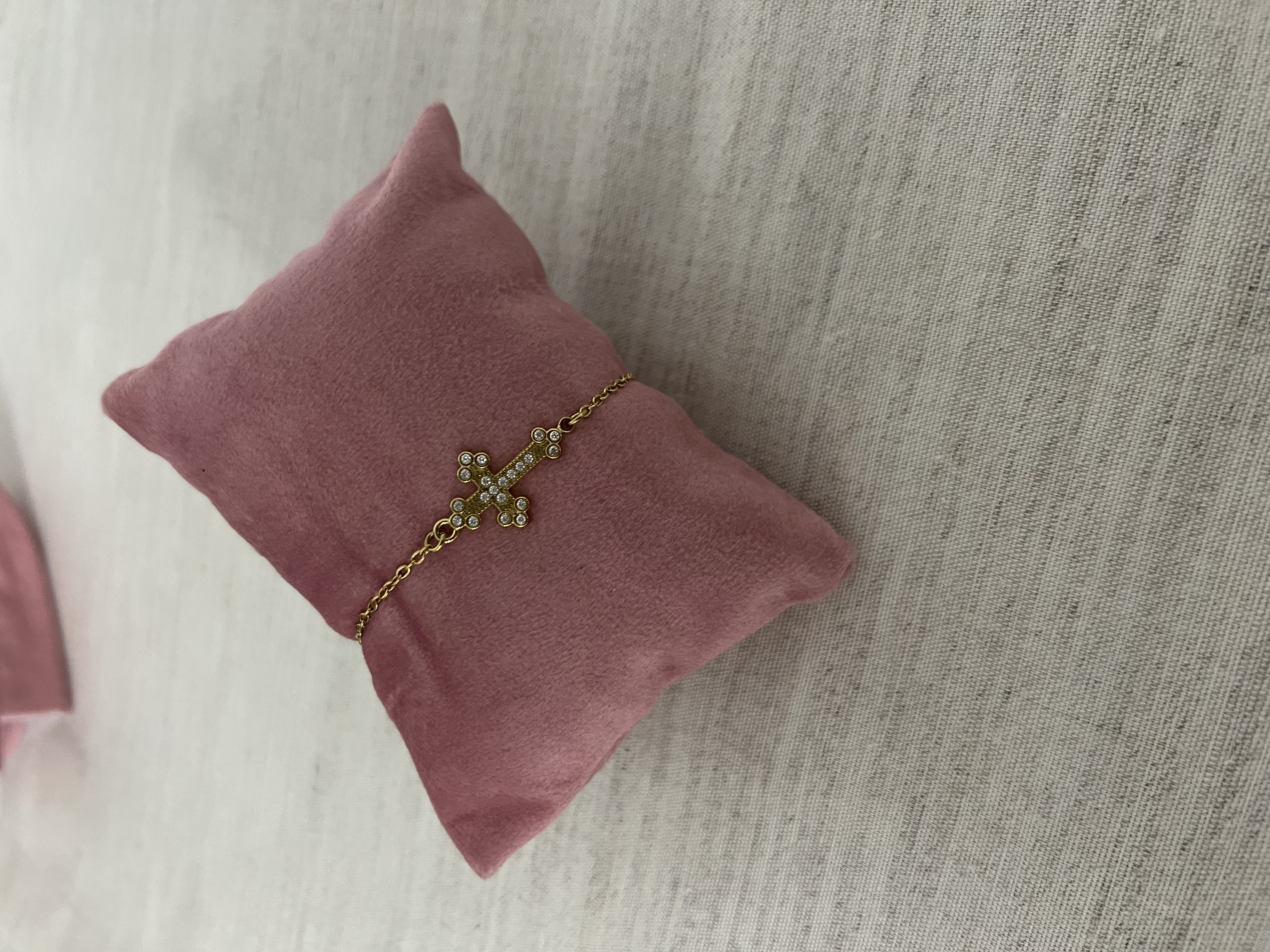 Pulseira delicada com cruz 