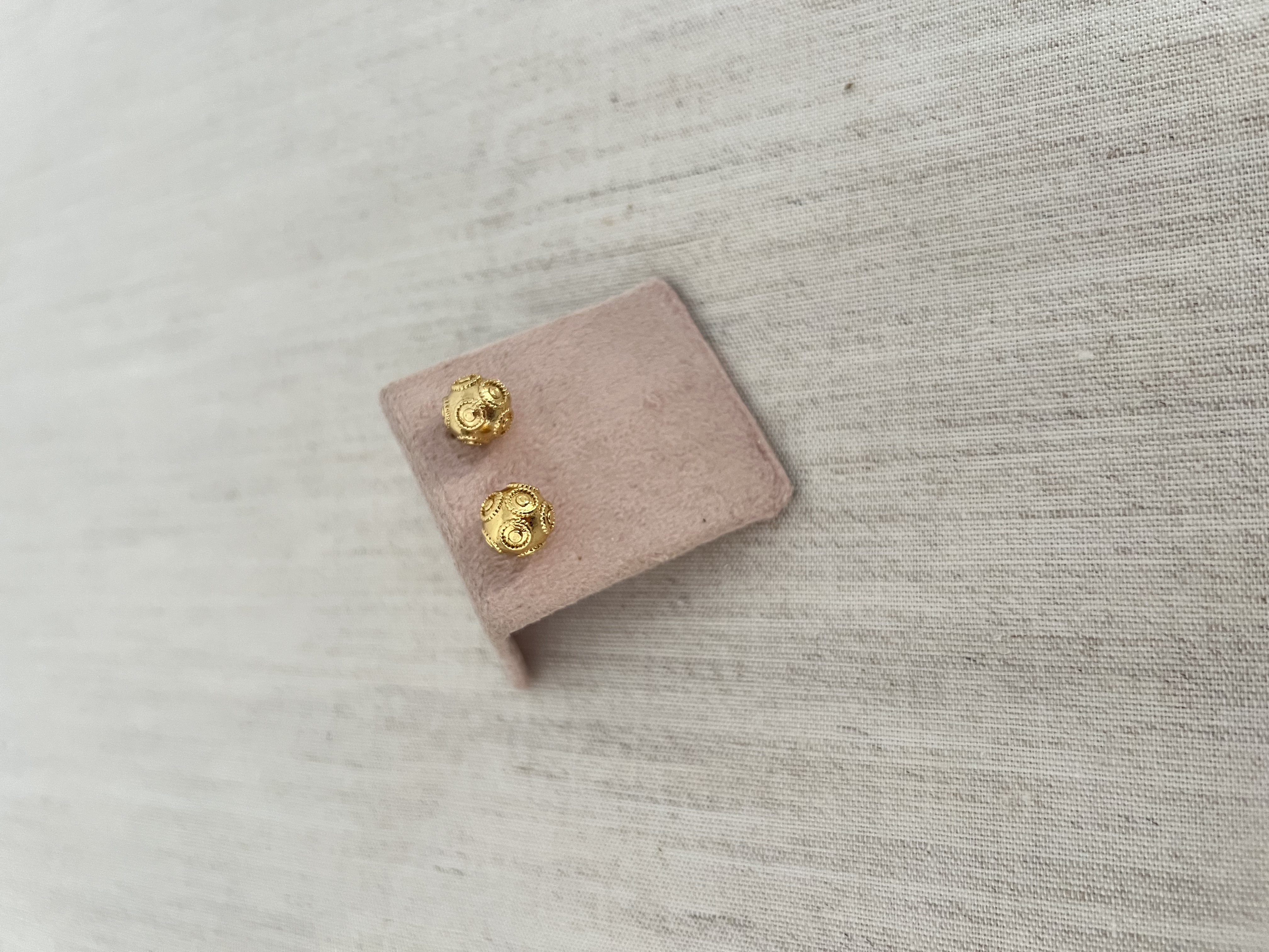 Brincos com bolas douradas