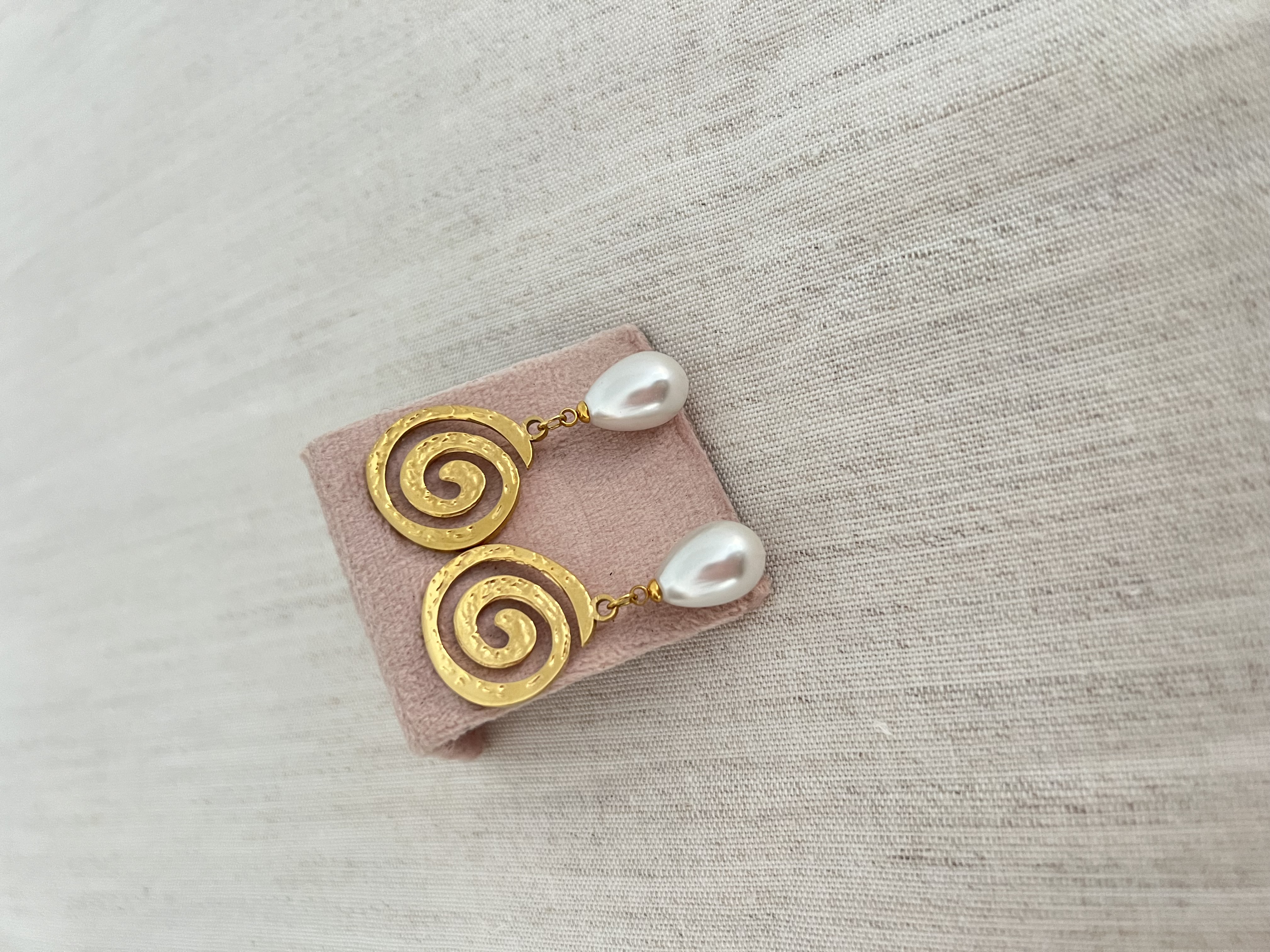 Brincos Espiral Dourado com Pérola