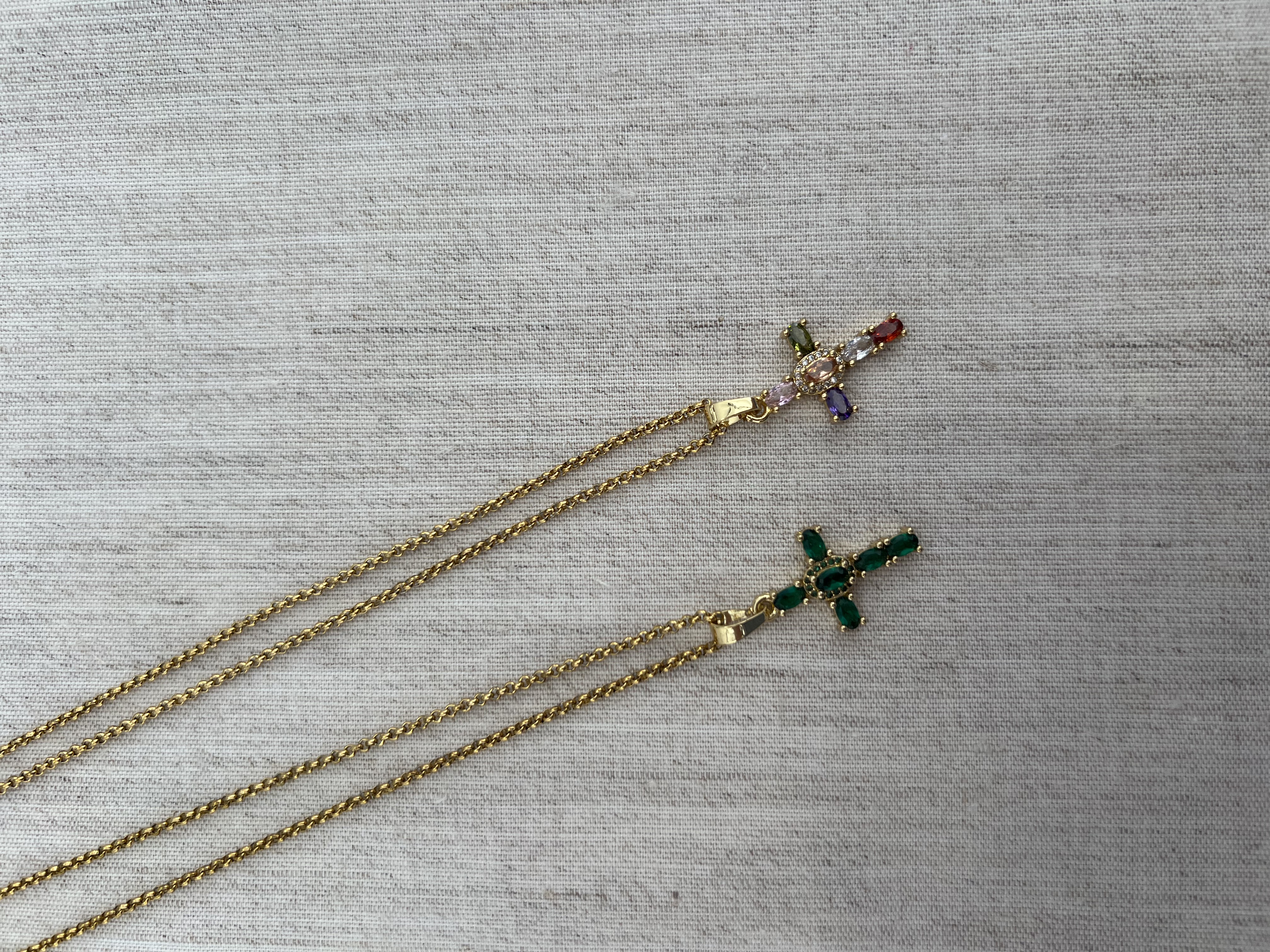 Colar com cruz média