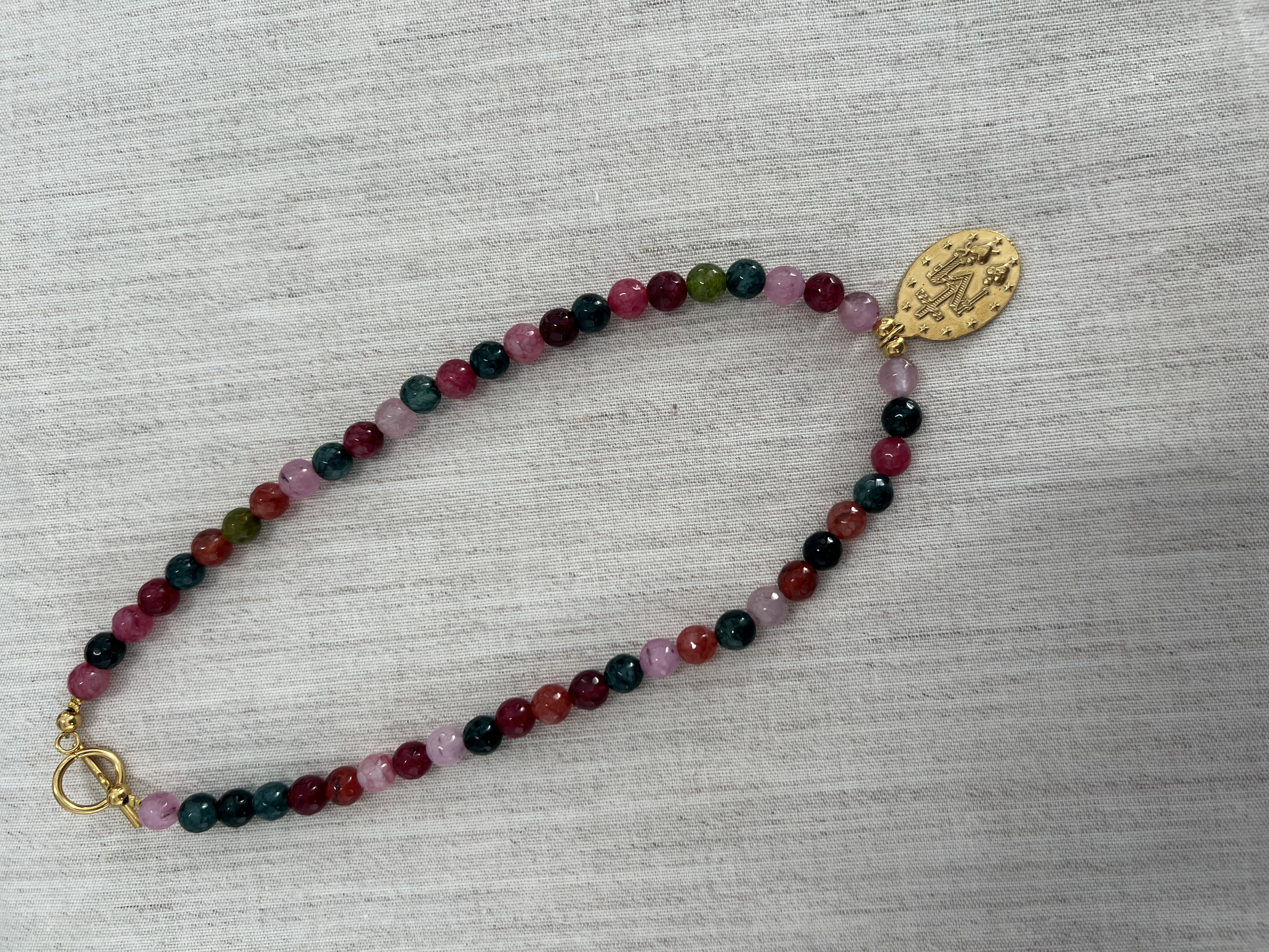 Colar de pedras naturais com pingente virgem milagrosa