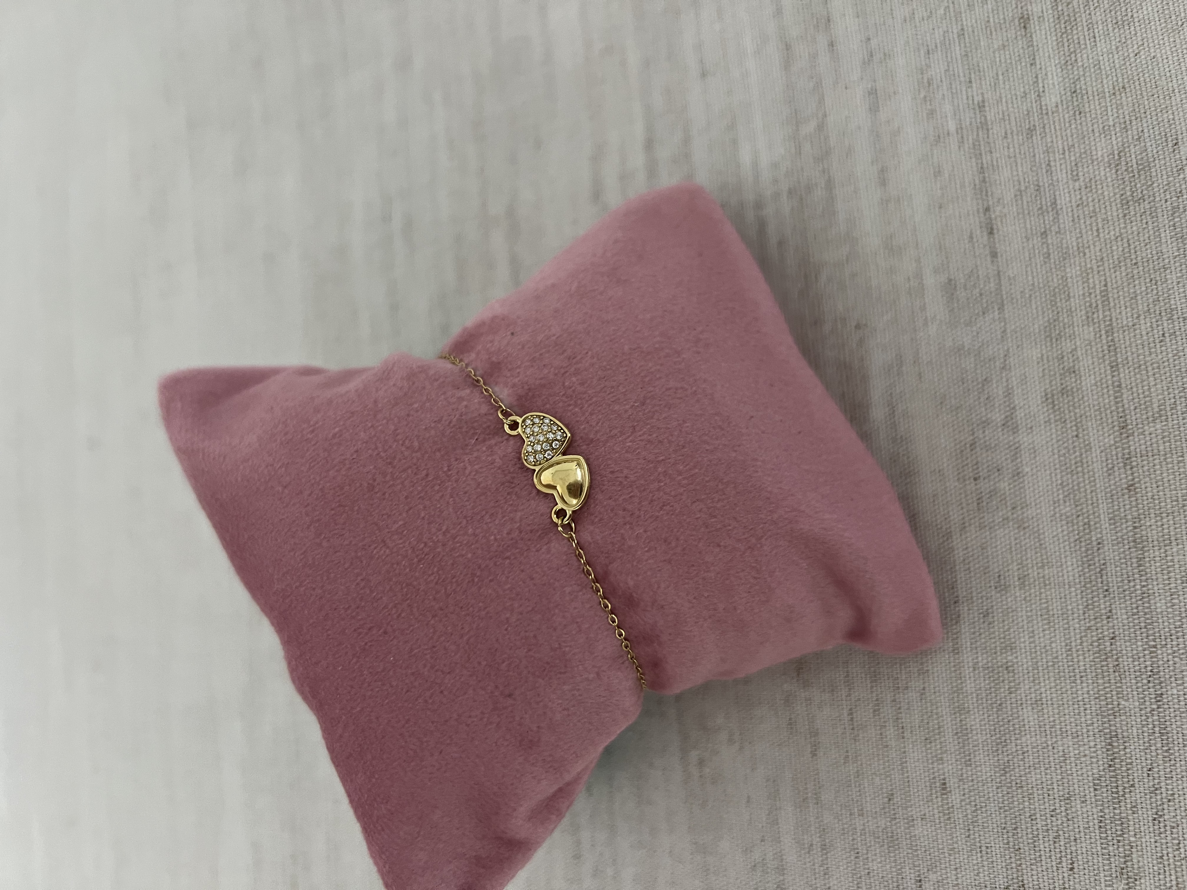 Pulseira dourada com corações