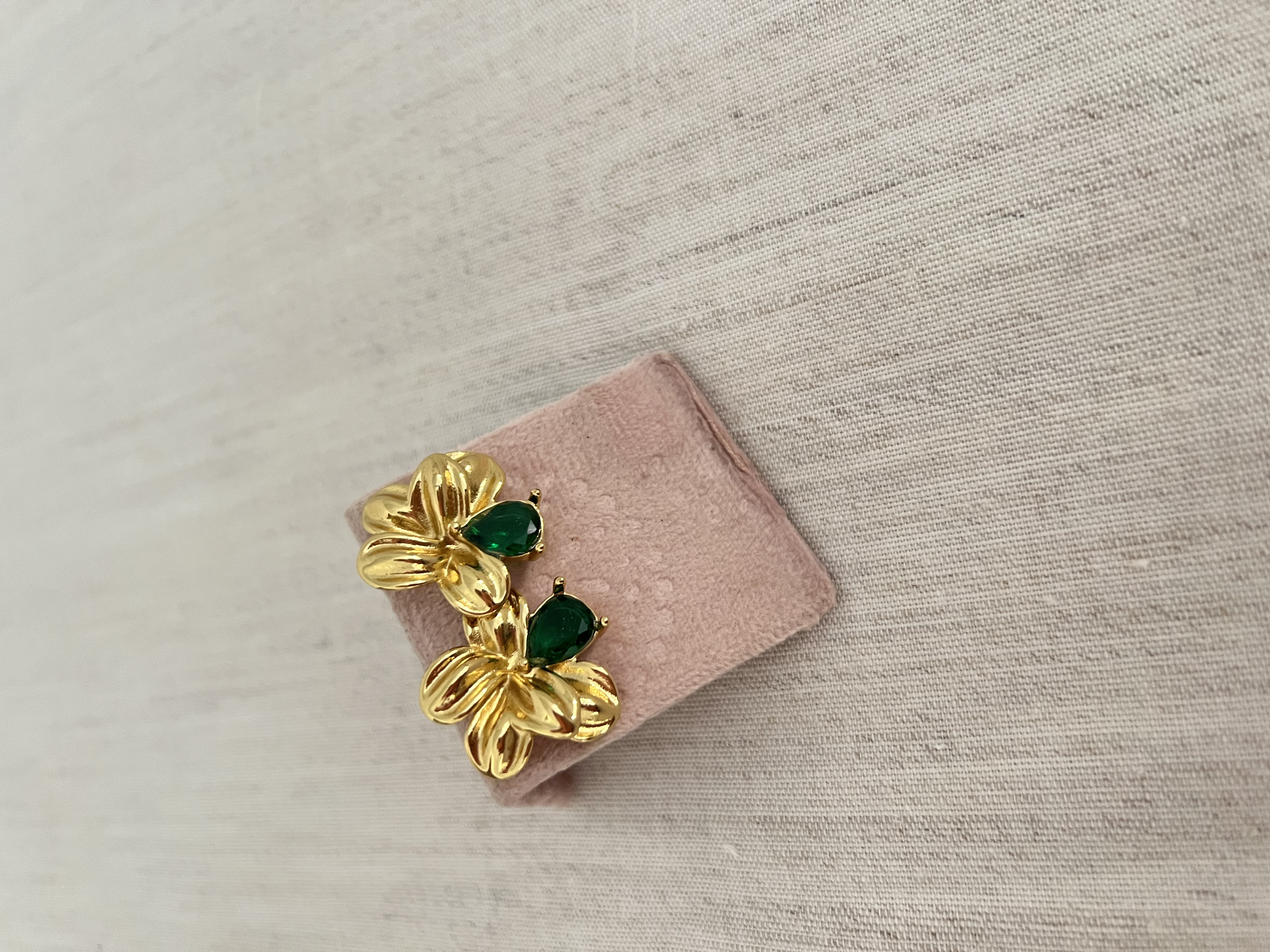 Brinco com pedra verde