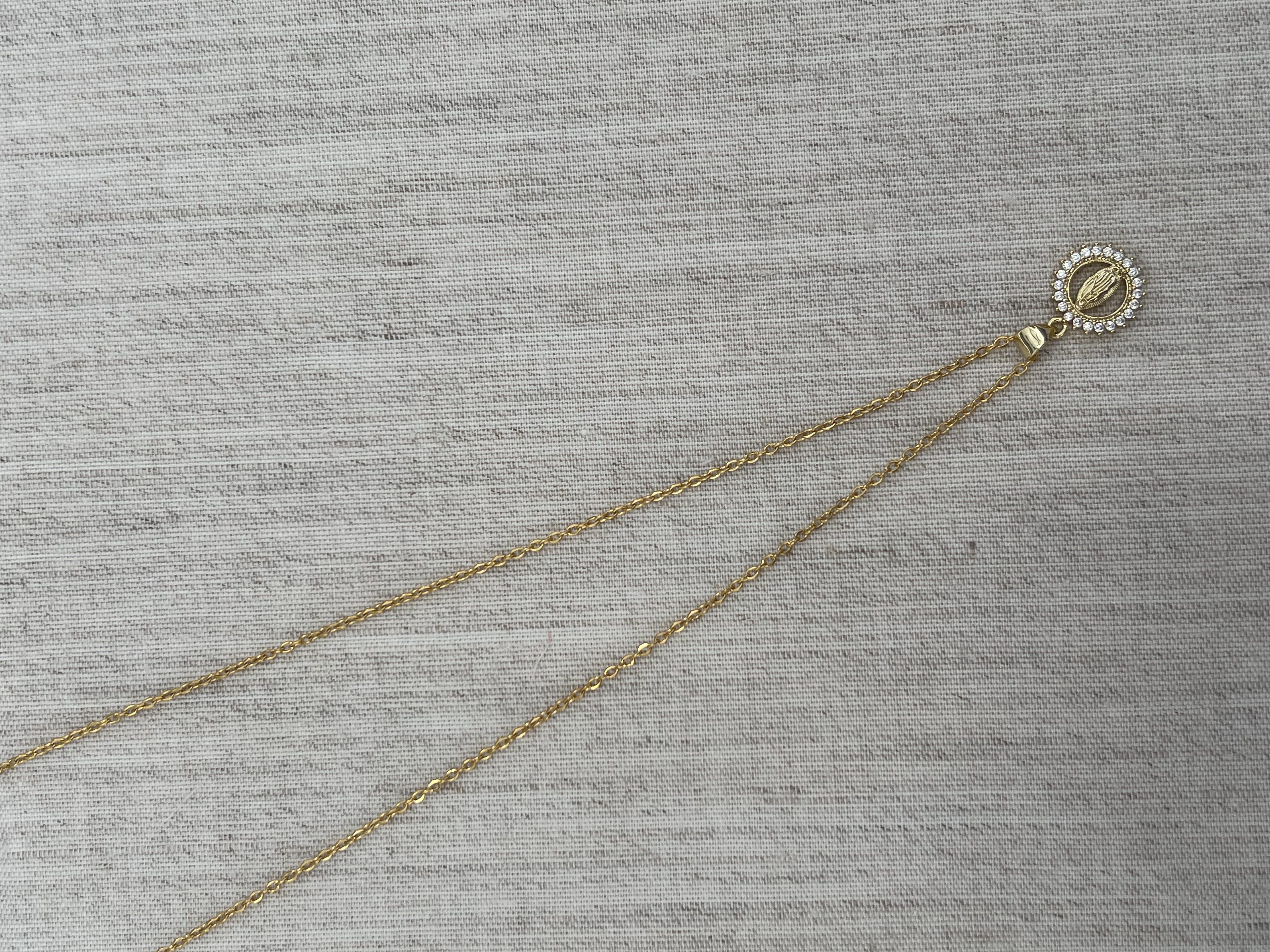 Colar com a virgem milagrosa